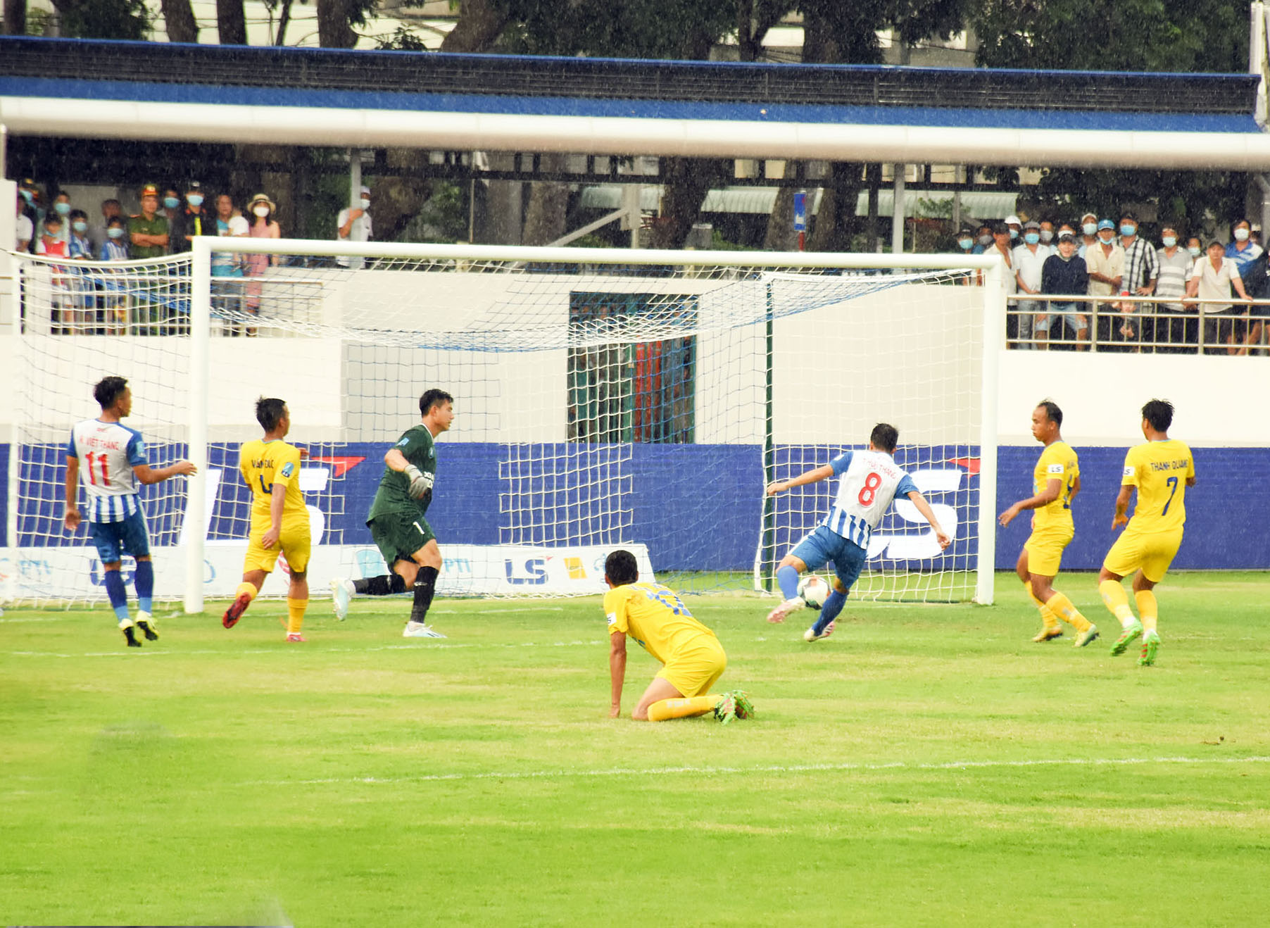 Hữu Thắng ấn định chiến thắng 4-0 cho BR-VT.