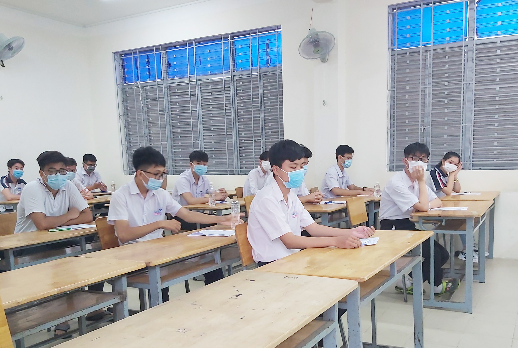 Về cơ bản, kỳ thi tốt nghiệp THPT giai đoạn 2021-2025 sẽ giữ ổn định như năm 2020. Trong ảnh: TS tham dự kỳ thi tốt nghiệp THPT năm 2020 tại điểm thi THPT  Trần Nguyên Hãn (TP. Vũng Tàu).  