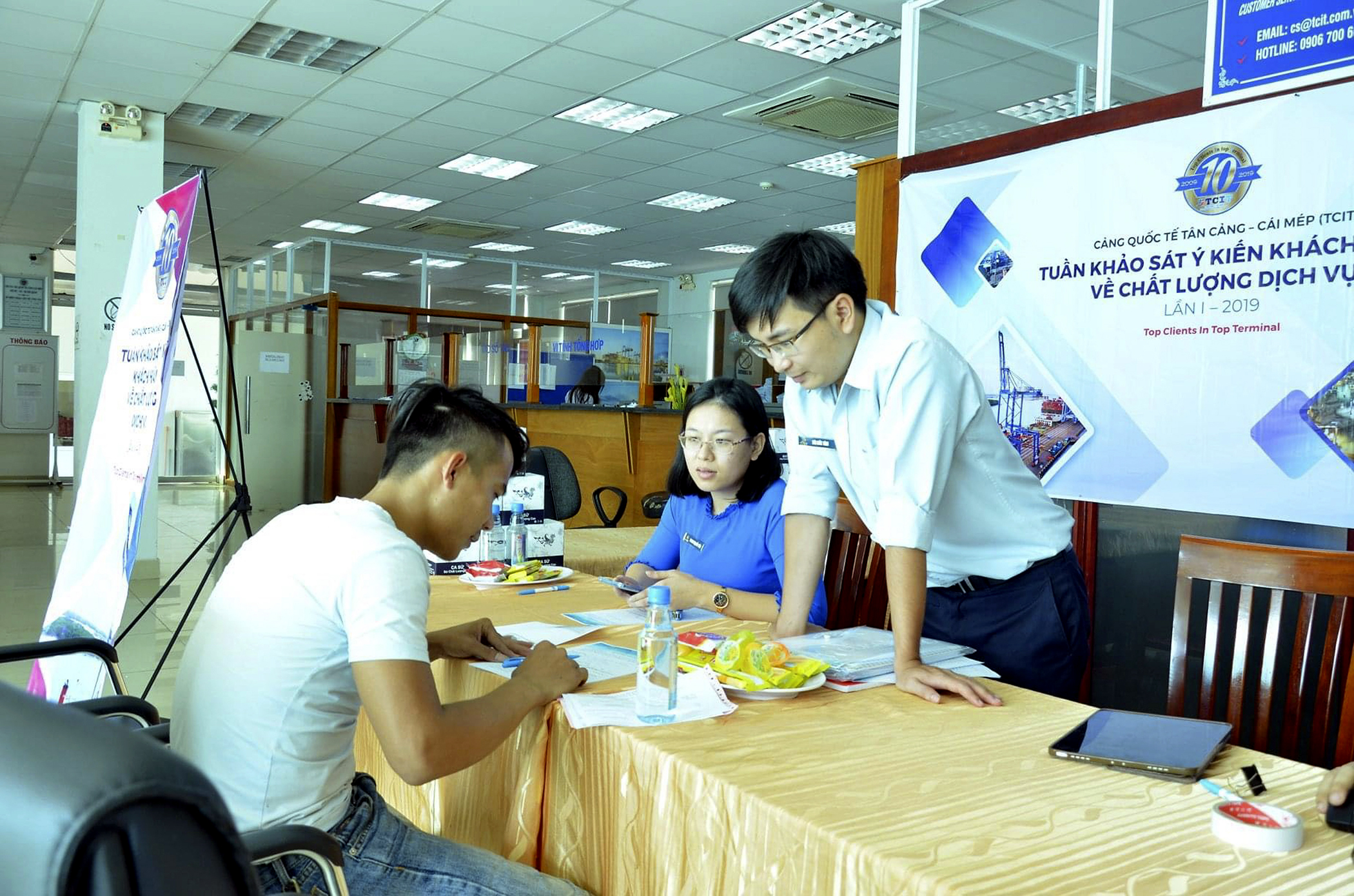 Nhờ đầu tư CNTT, thời gian qua cảng TCIT là một trong những DN mang lại dịch vụ tốt nhất cho khách hàng. Trong ảnh: Cảng TCIT lấy ý kiến đánh giá của khách hàng về chất lượng, dịch vụ. Ảnh: THANH NGA