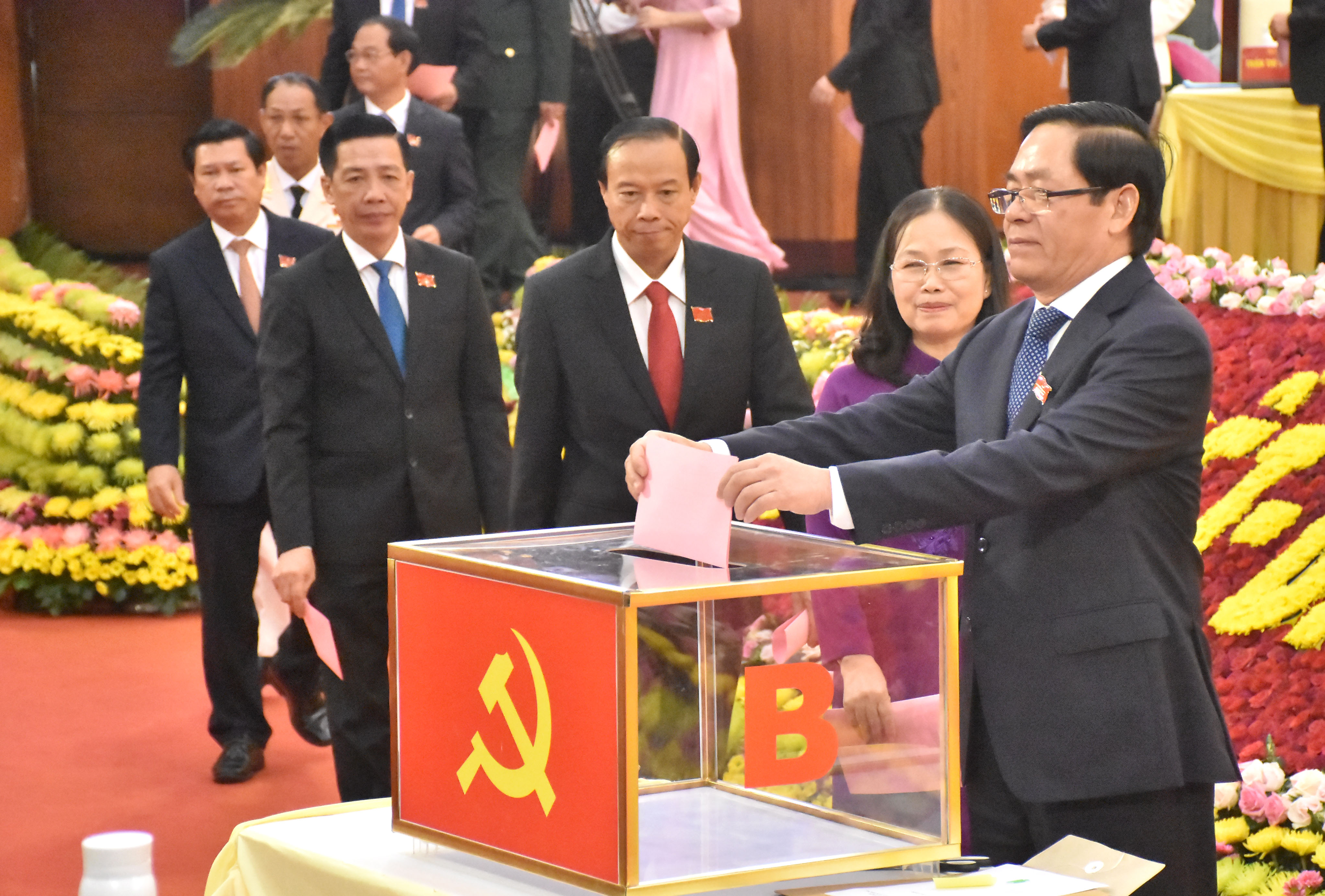 Các đại biểu bỏ phiếu bầu Đoàn Đại biểu dự Đại hội Đại biểu toàn quốc lần thứ XIII của Đảng.