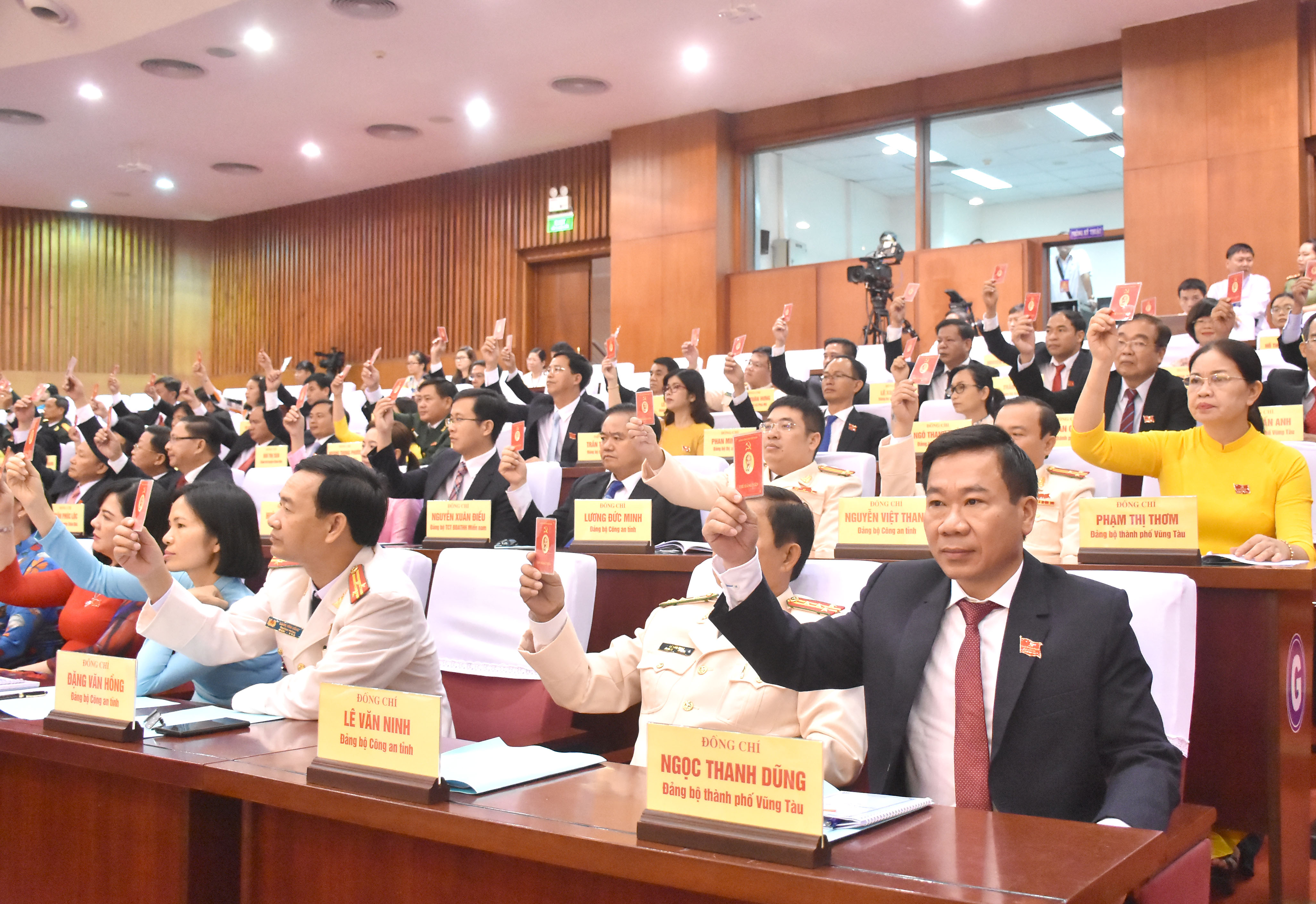 Đại biểu biểu quyết thông qua Nghị quyết Đại hội Đại biểu Đảng bộ tỉnh lần thứ VII.