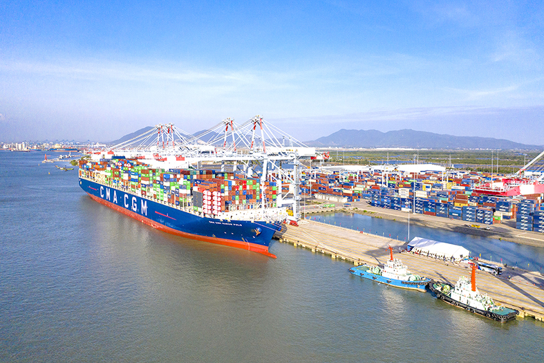 Cảng biển được định hướng là ngành kinh tế hàng hải quan trọng trong chiến lược phát triển kinh tế biển BR-VT.  Trong  ảnh: Tàu CMA CGM Marco Polo sức chở 17.000 TEUs cập Cảng CMIT.