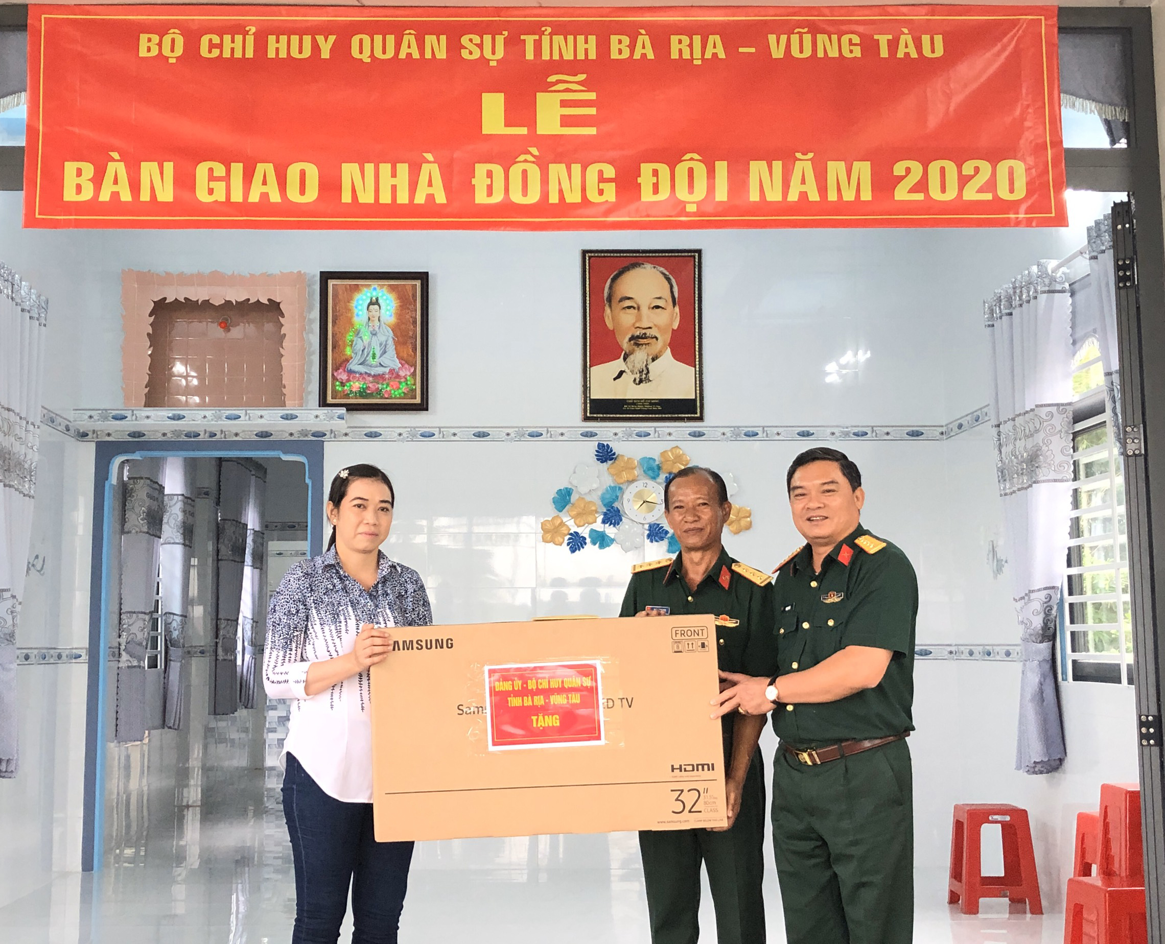 Đại tá Phạm Phú Ý (bìa phải), Ủy viên Ban Thường vụ Tỉnh ủy, Chỉ huy trưởng Bộ CHQS tỉnh tặng quà cho gia đình Thượng úy Phạm Ngọc Phát.