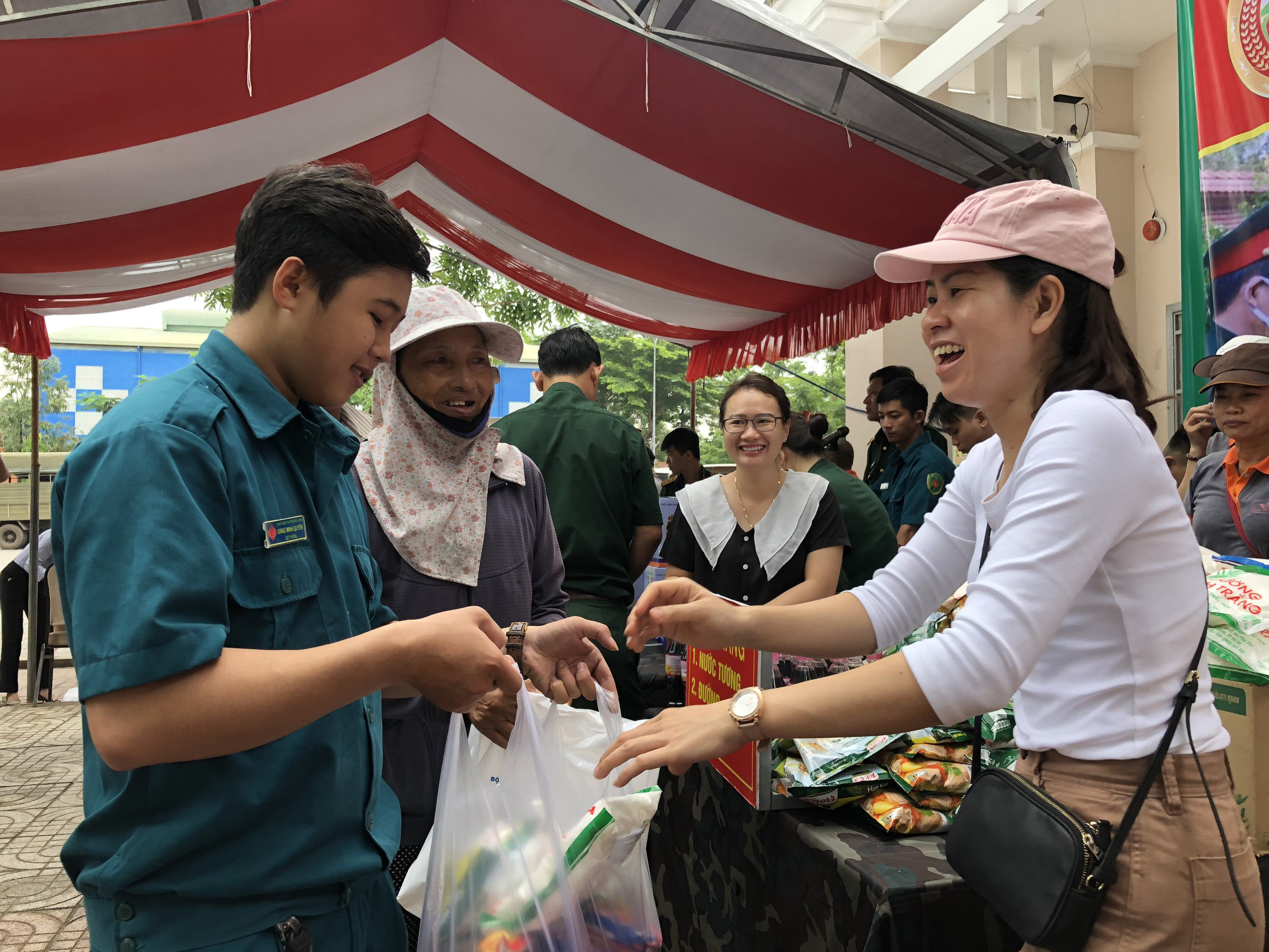 Cán bộ, chiến sĩ phát nhu yếu phẩm cho hộ nghèo Phường Mỹ Xuân, TX.Phú Mỹ tại “Siêu thị 0 đồng”.