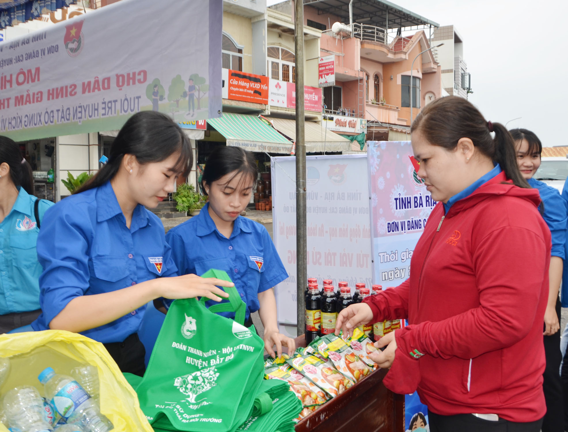 Người dân mang vỏ chai nhựa đổi quà tặng trong lễ ra mắt mô hình “Chợ dân sinh giảm thiểu rác thải nhựa”.