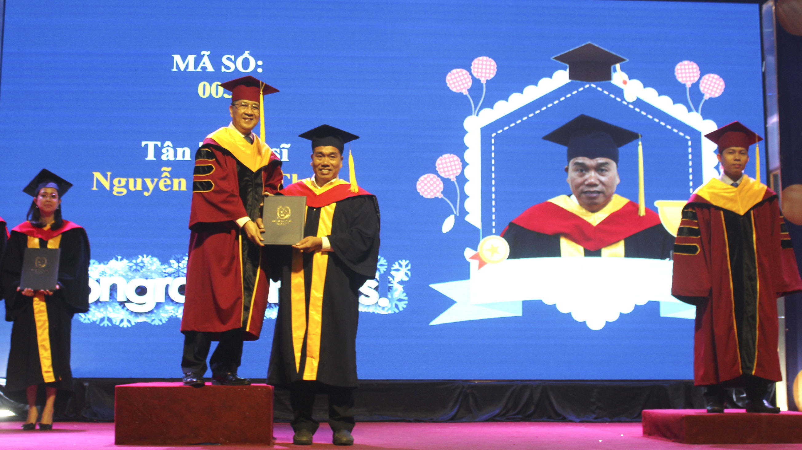 Đại diện Trường ĐH BR-VT trao Bằng tốt nghiệp cho các tân Thạc sĩ.