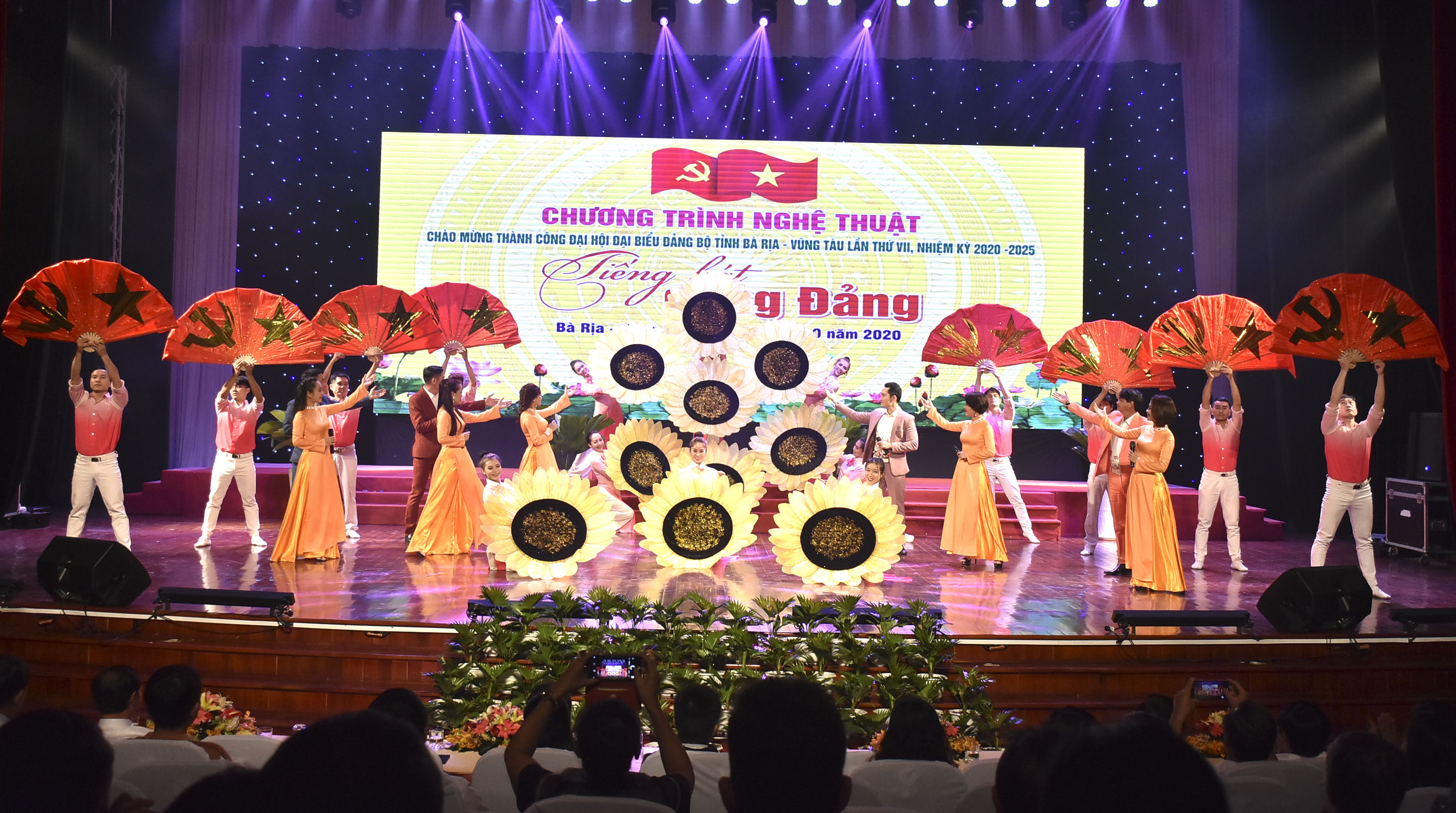 Tiết mục ca múa “Tiếng hát dâng Đảng” do Đoàn Ca múa nhạc tỉnh biểu diễn trong chương trình nghệ thuật.