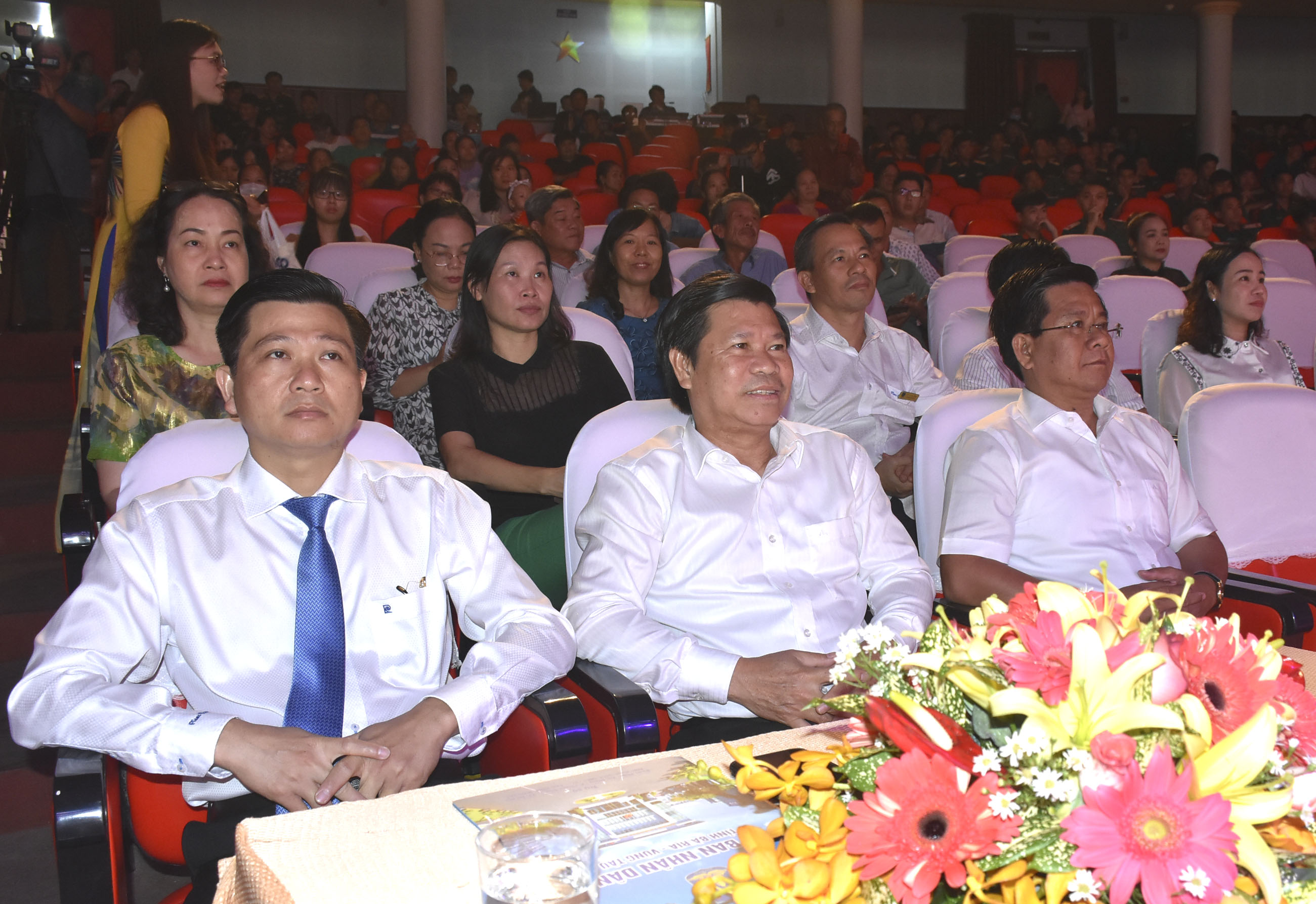 Đồng chí Bùi Chí Thành (hàng đầu, bìa phải), Ủy viên Dự khuyết Trung ương Đảng, Chủ tịch UBMTTQ Việt Nam tỉnh; đồng chí Nguyễn Văn Xinh (giữa), Ủy viên Ban Thường vụ, Trưởng Ban Tuyên giáo Tỉnh ủy và đồng chí Trần Văn Tuấn, Phó Chủ tịch UBND tỉnh dự đêm biểu diễn nghệ thuật..