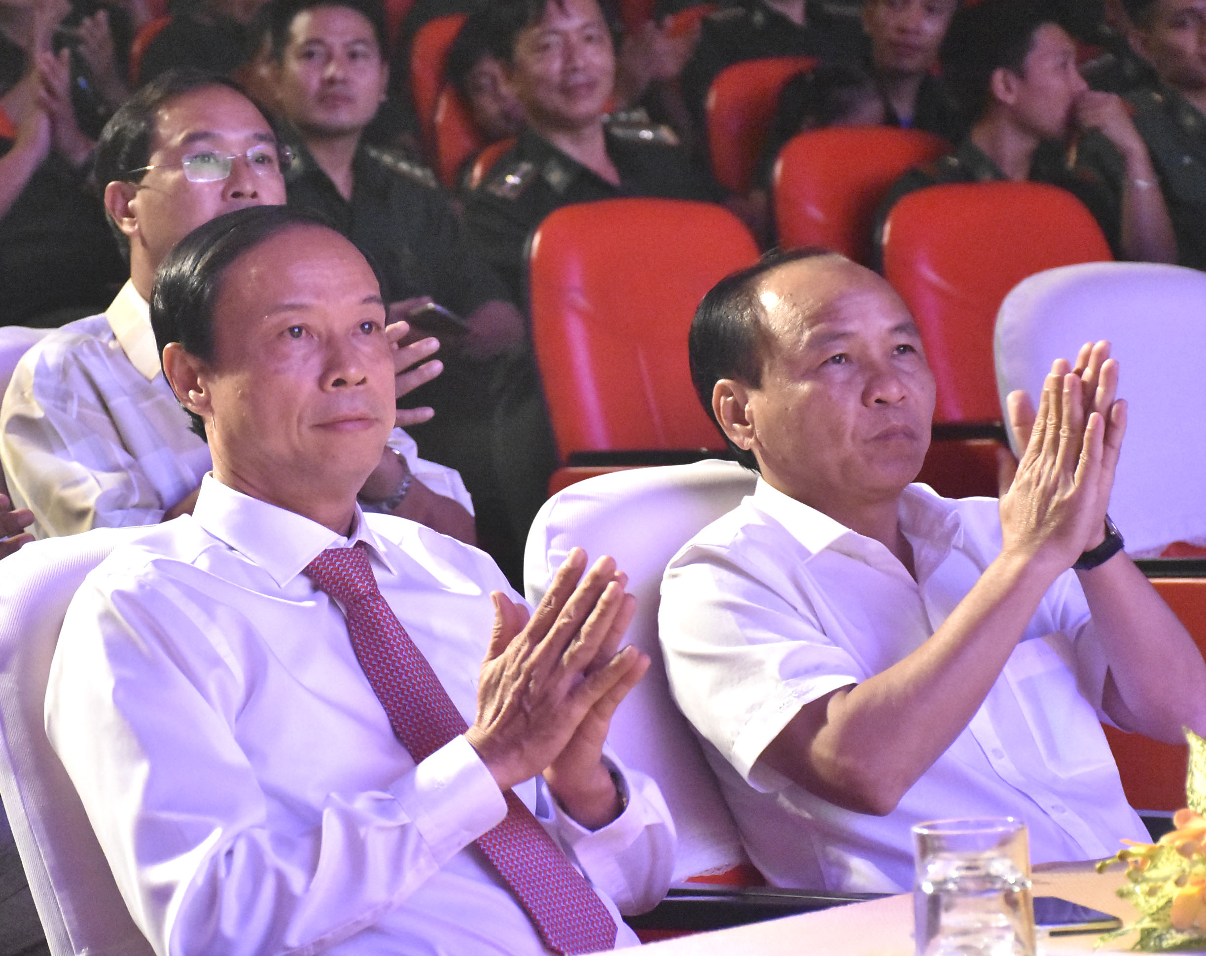Đồng chí Nguyễn Văn Thọ (trái), Phó Bí thư Tỉnh ủy, Chủ tịch UBND tỉnh và đồng chí Nguyễn Văn Việt, Bí thư Huyện ủy Châu Đức dự đêm biểu diễn nghệ thuật.