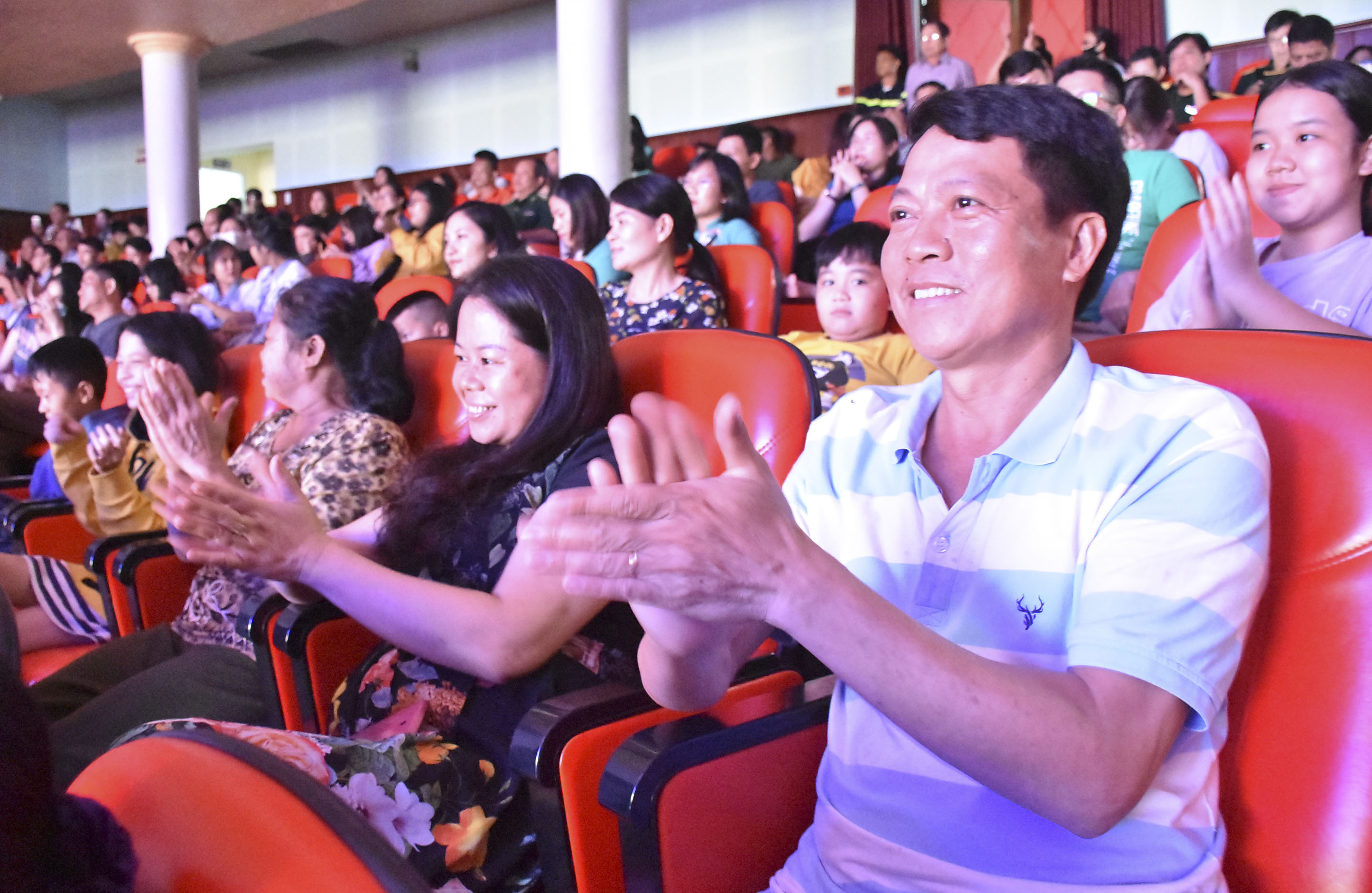 Với sự xuất hiện của các nghệ sĩ, ca sĩ nổi tiếng trong đêm biểu diễn nghệ thuật đã thu hút đông đảo người dân tới xem và cổ vũ.