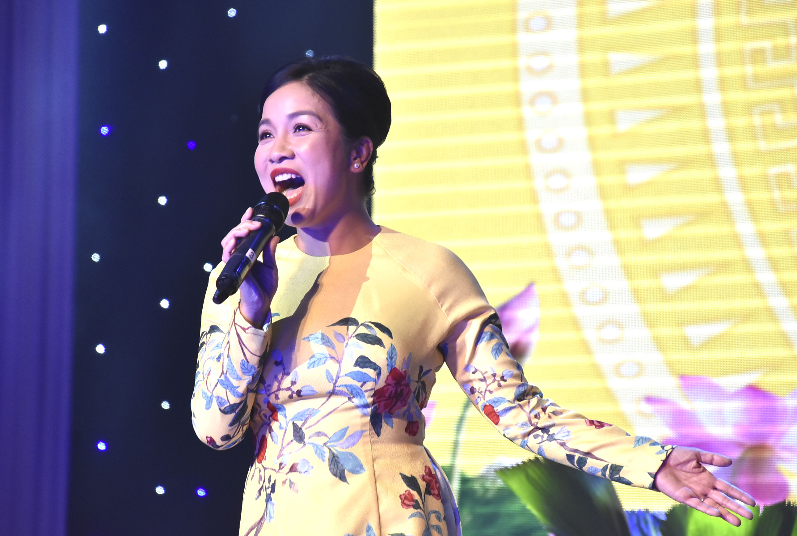 Ca sĩ Mỹ Linh thể hiện ca khúc “Vũng Tàu biển hát” trong đêm biểu diễn nghệ thuật.