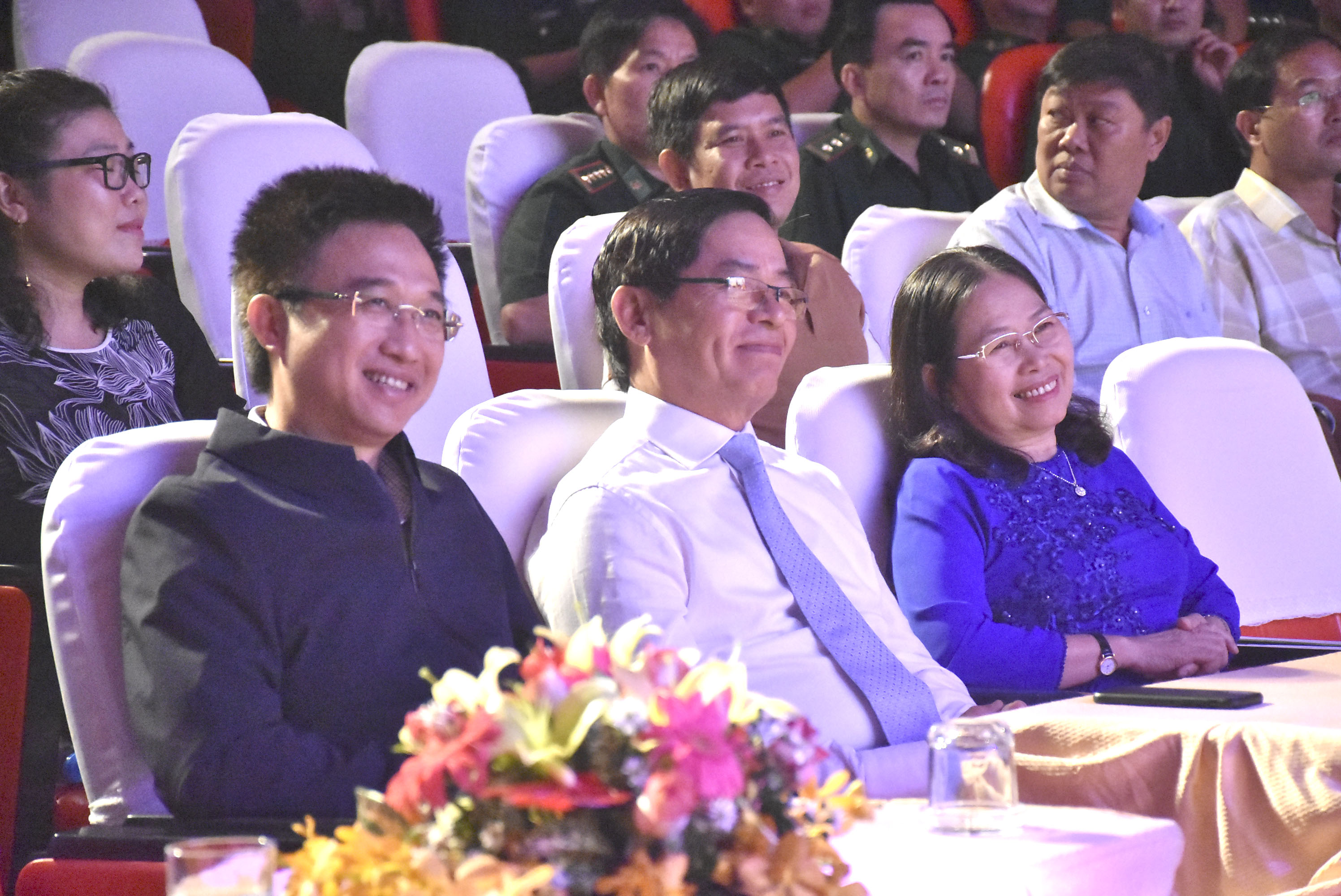 Đồng chí Phạm Viết Thanh (hàng đầu, giữa), Ủy viên Trung ương Đảng, Bí thư Tỉnh ủy; đồng chí Nguyễn Thị Yến, Phó Bí thư Thường trực Tỉnh ủy, Trưởng Đoàn ĐBQH tỉnh và đồng chí Đặng Minh Thông, Ủy viên Ban Thường vụ, Bí thư Thành ủy Bà Rịa dự đêm biểu diễn nghệ thuật.