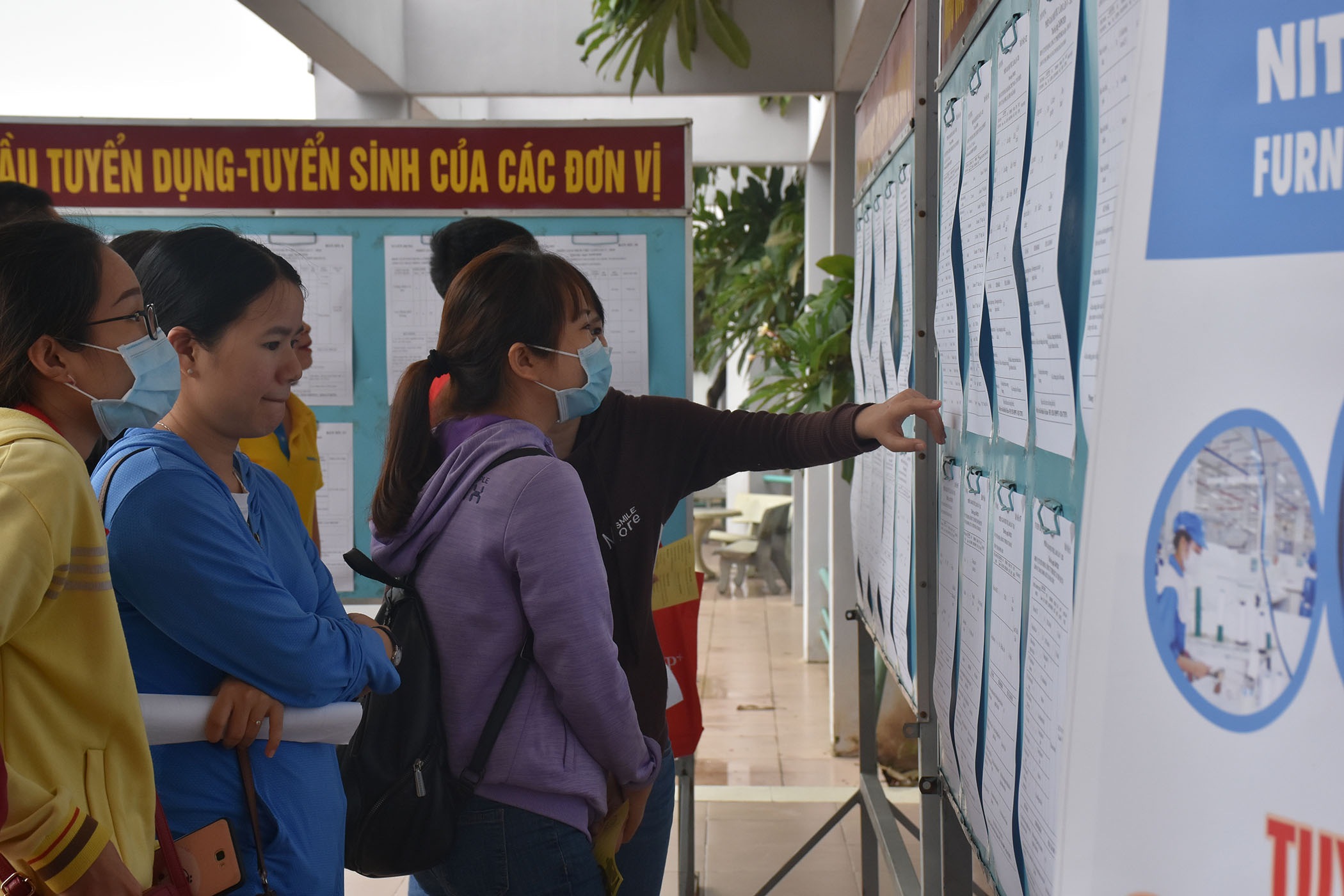 Người lao động tham gia tìm việc làm tại phiên giao dịch việc làm lần thứ 5 năm 2020.