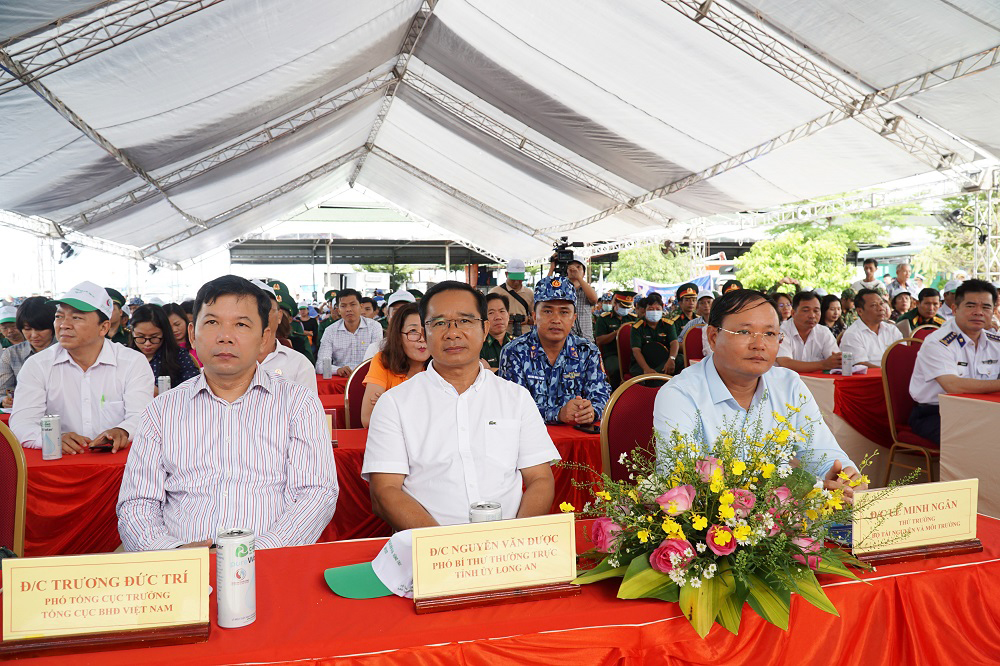 Ông Lê Minh Ngân, Thứ trưởng Bộ TN-MT (ngoài cùng bìa phải) cùng lãnh đạo Bộ TN-MT tham dự lễ phát động.