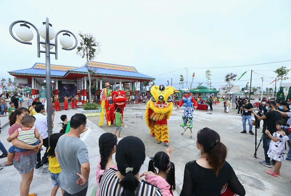 Tái hiện lễ hội đường phố Singapore trong sự kiện khánh thành khu kinh tế đêm Phú Thiên Kim.