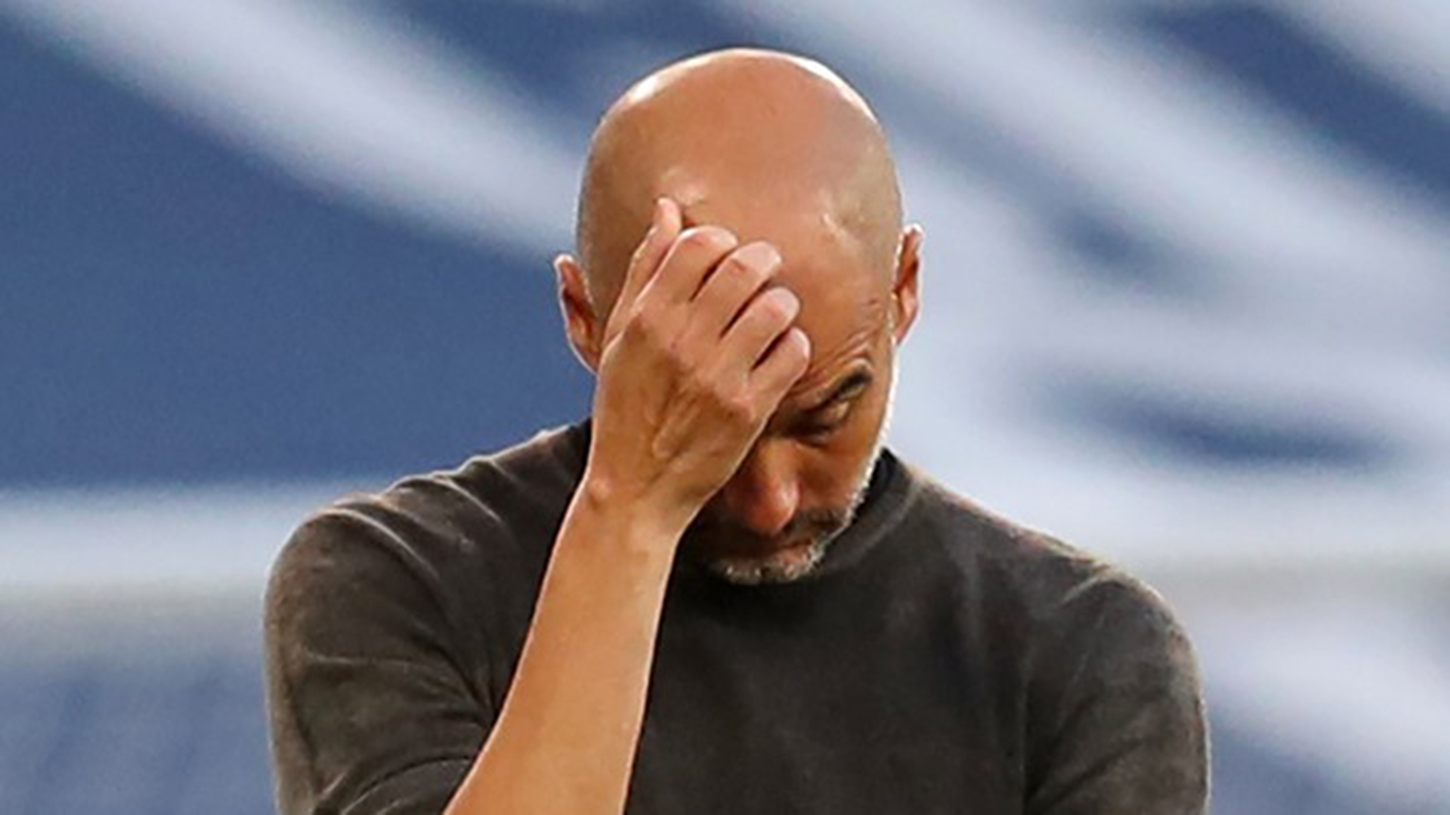 HLV Pep Guardiola chỉ biết ôm đầu thất vọng vì những sai sót ở hàng thủ Manchester City.