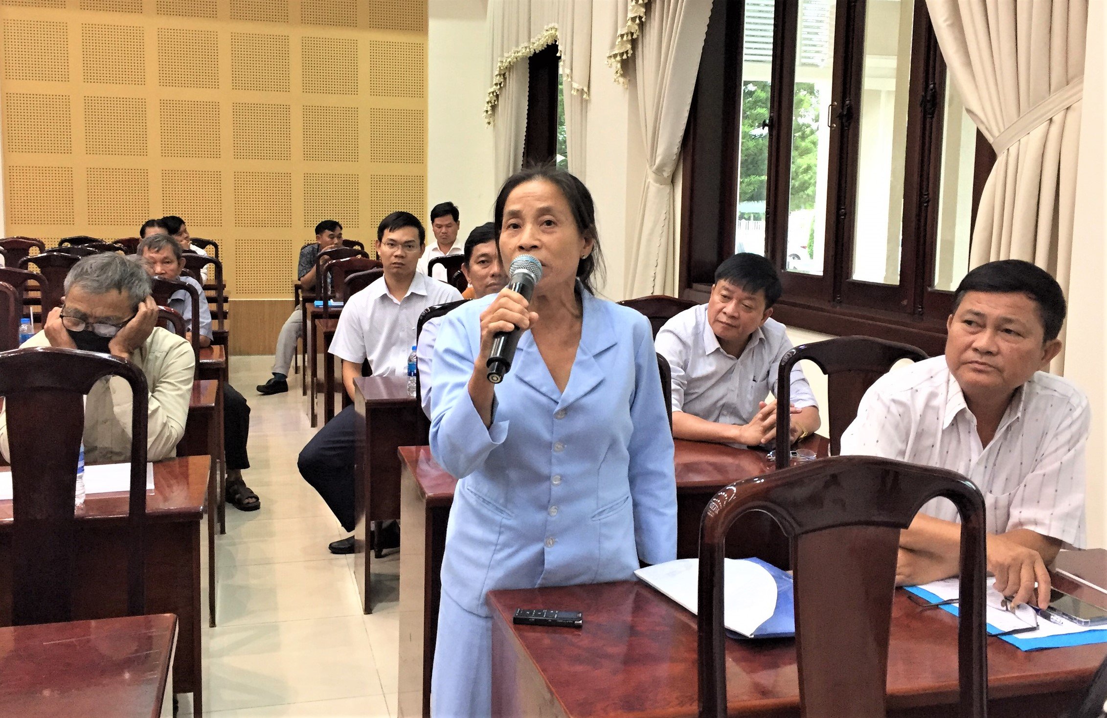Cử tri Hồ Thị Lợi (ấp Liên Hiệp 1, xã xà Bang, huyện Châu Đức) nêu ý kiến với ĐBQH về tình trạng an toàn giao thông tại địa phương. Ảnh: THÁI BÌNH