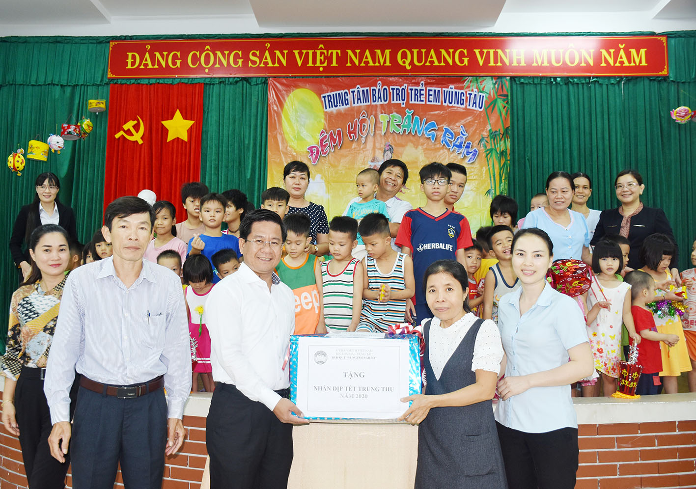 Ông Bùi Chí Thành, Ủy viên Dự khuyết Trung ương Đảng, Chủ tịch UBMTTQVN tỉnh tặng quà Trung tâm Bảo trợ Trẻ em Vũng Tàu.