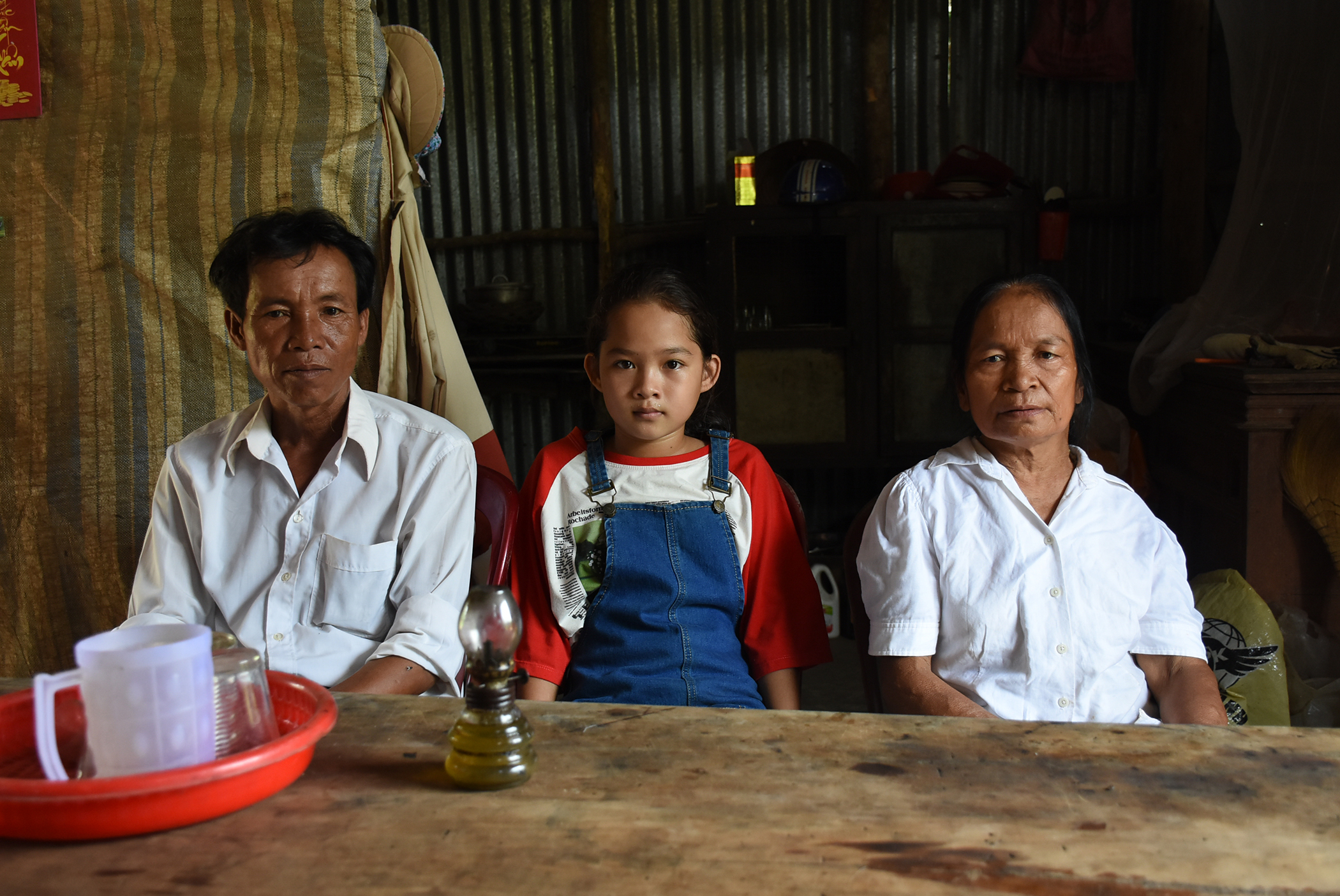 Ông Nguyễn Ngọc Cừ cùng vợ và con gái trong căn nhà tuềnh toàng không đủ che nắng, che mưa.