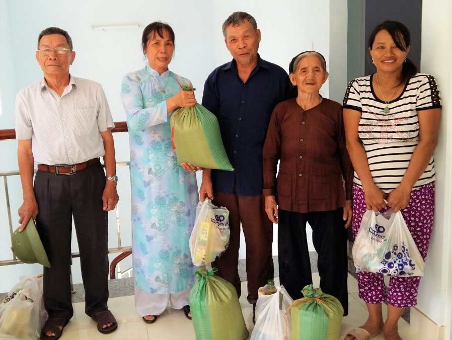 Bà Phạm Thị Học (thứ 2 từ trái qua), Chủ tịch Hội NCT phường 10  (TP. Vũng Tàu) trao quà cho hội viên NCT có hoàn cảnh khó khăn.