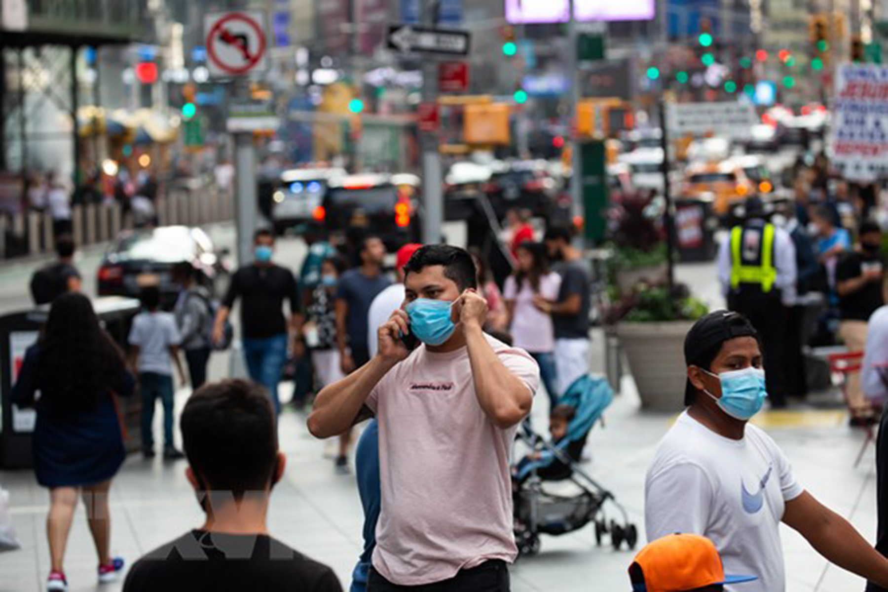 Người dân đeo khẩu trang phòng dịch COVID-19 tại New York, Mỹ. 
