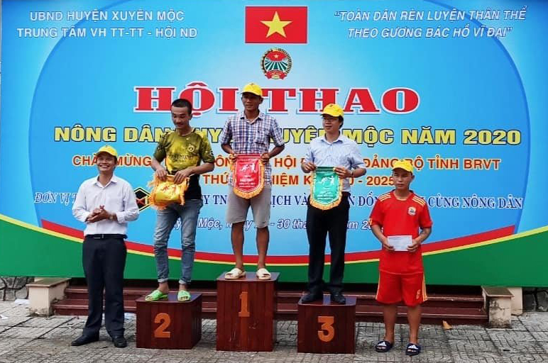 Ông Dương Tấn Linh, Chủ tịch Hội Nông dân huyện Xuyên Mộc trao giải Nhất, Nhì, Ba cho các đơn vị.