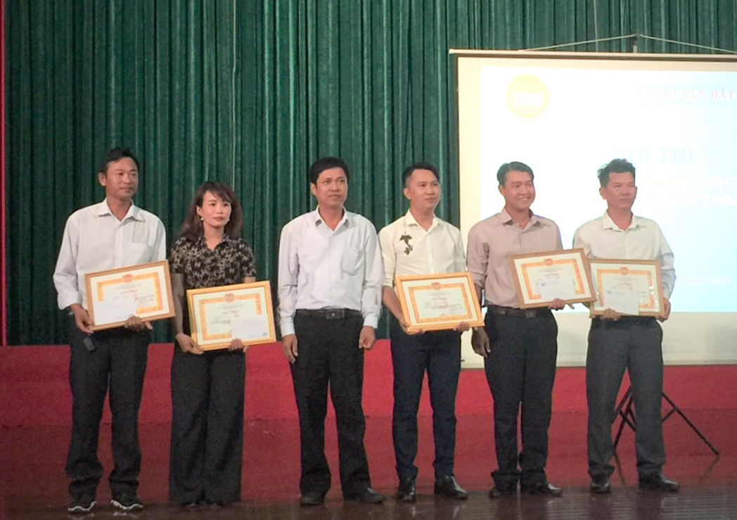 Ban Tổ chức trao giải cho các đơn vị có thành tích nổi bật.