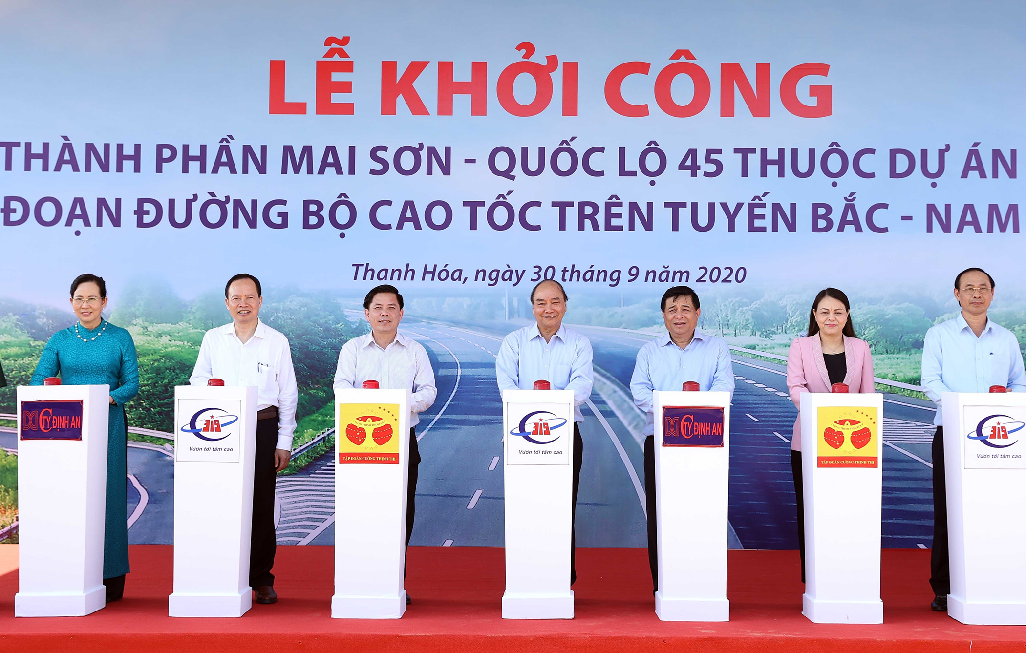 Thủ tướng Nguyễn Xuân Phúc và các đại biểu thực hiện nghi thức khởi công. Ảnh: THỐNG NHẤT 