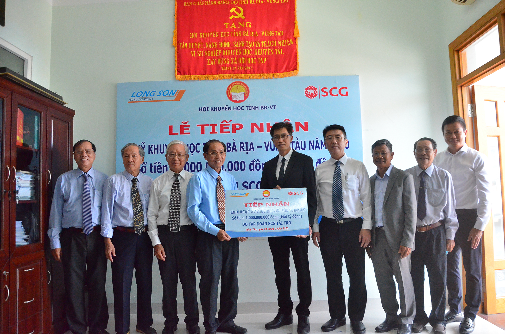 Ông Tharna Sanee, Tổng Giám đốc Công ty TNHH Hóa dầu Long Sơn (thứ năm, từ phải qua) trao 1 tỷ đồng tài trợ cho Quỹ Khuyến học tỉnh, ngày 23/9/2020.