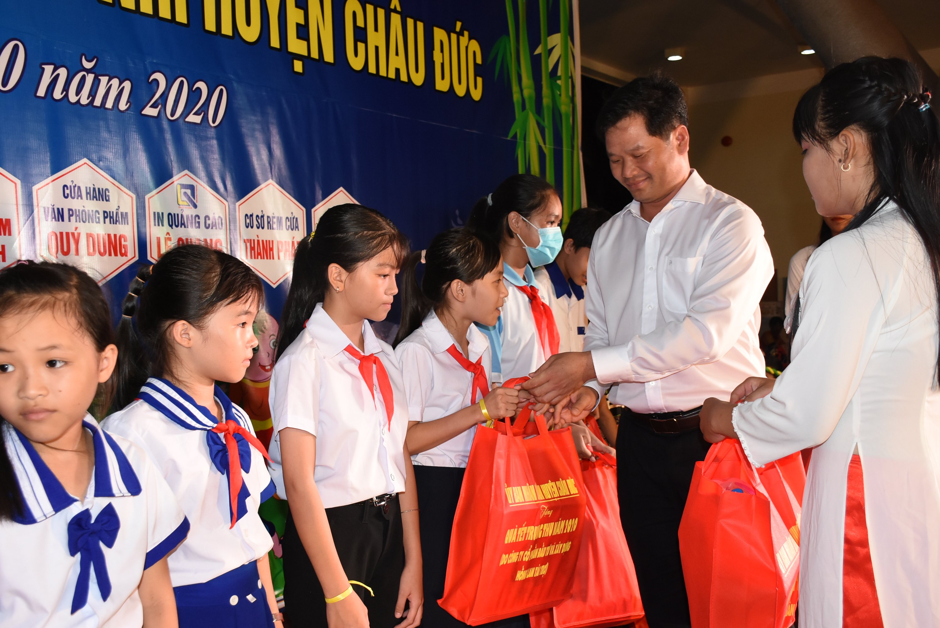 Ông Lê Thanh Liêm, Phó Chủ tịch UBND huyện Châu Đức trao quà Trung thu cho các em thiếu nhi có hoàn cảnh khó khăn trên địa bàn huyện.