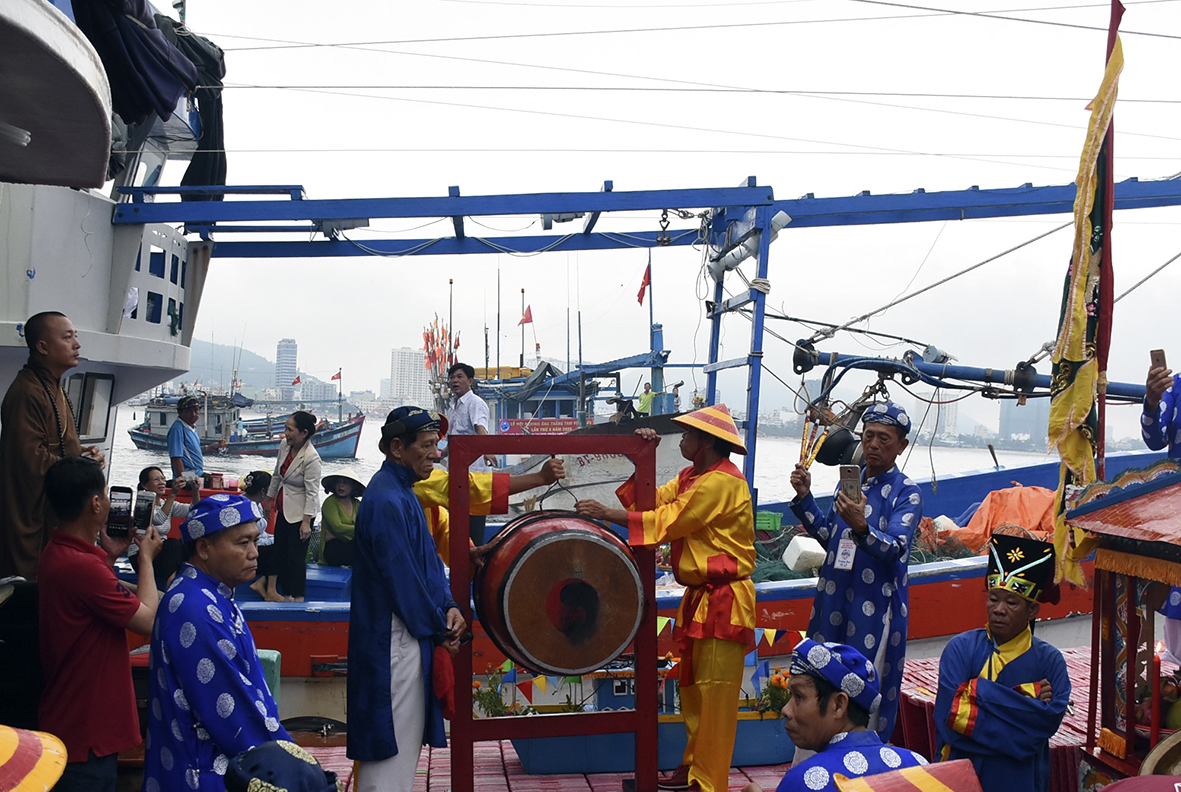 Lễ Cúng cầu ngư trên biển. 