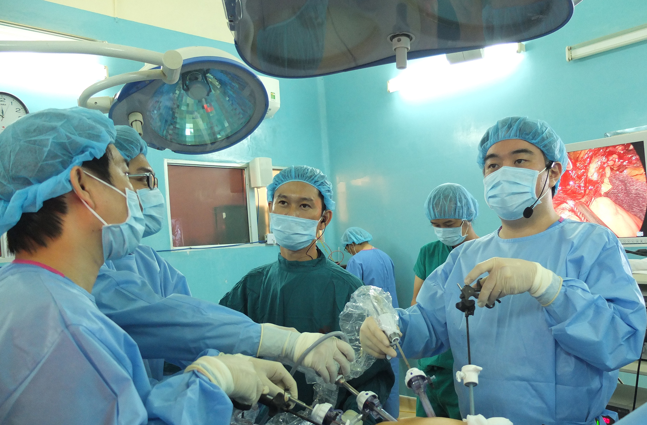 Phẫu thuật nội soi điều trị ung thư dạ dày tại Bệnh viện Bình Dân (TP. Hồ Chí Minh).