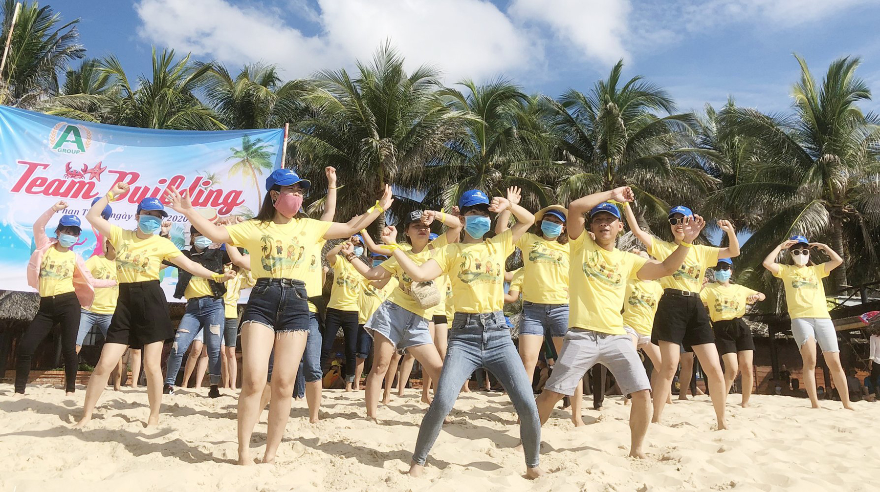 Một nhóm du khách chơi teambuilding trên biển Phan Thiết khi tham gia tour của Lữ hành Saigontourist. 