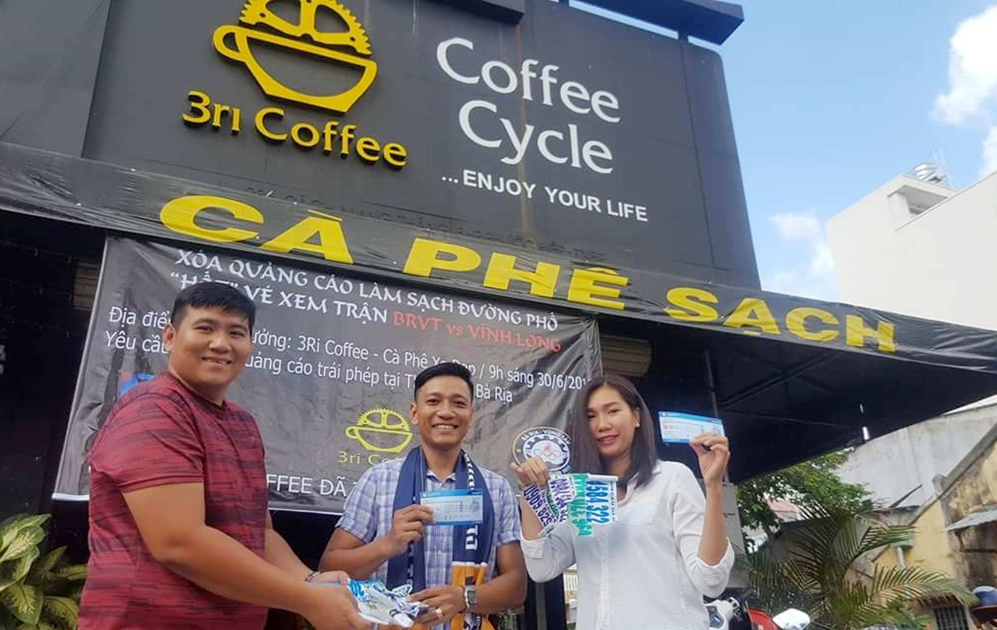 Ông Hoàng Thượng Lưu (giữa) tặng vé cho người dân mang những tờ rơi quảng cáo xé được trong chương trình xóa quảng cáo làm sạch đường phố đổi vé xem đội CLB bóng đá BR-VT thi đấu do quán 3ri Coffee - Cà phê  xe đạp và nhóm Bà Rịa Youth tổ chức.