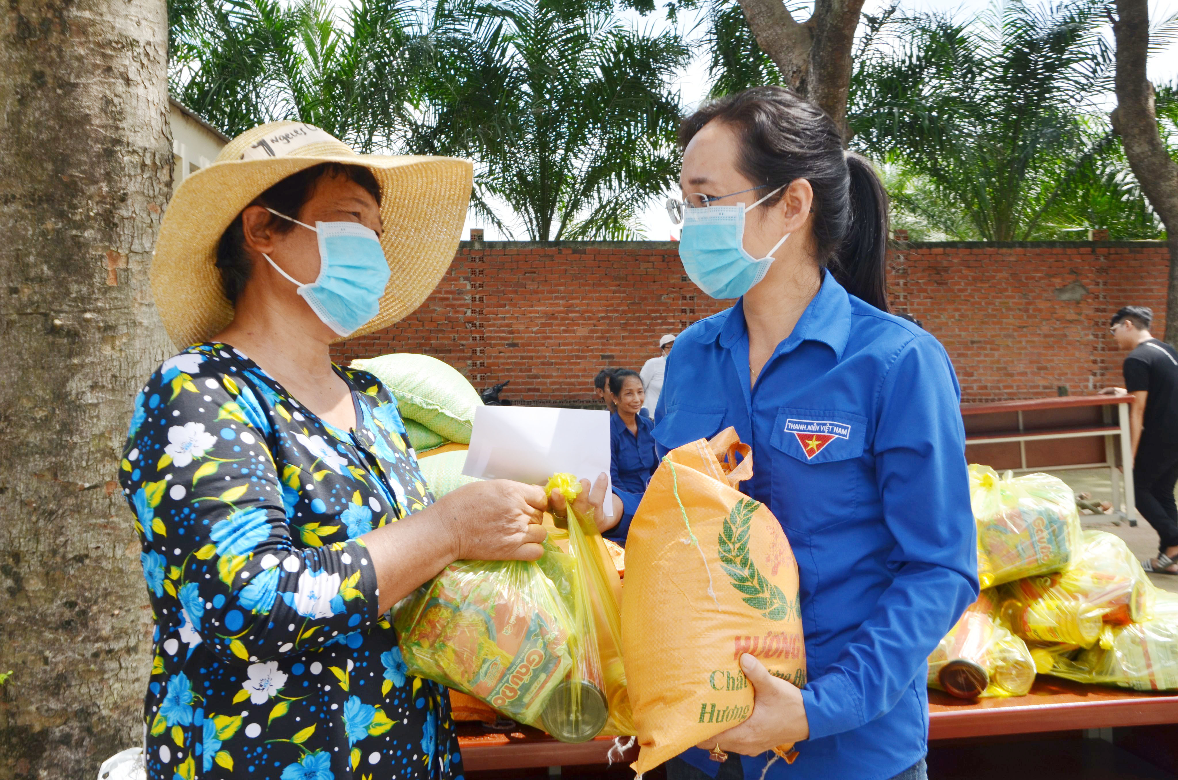 Chị Trần Thị Thu vận động, phát quà đến người nghèo, người có hoàn cảnh khó khăn trên địa bàn xã.