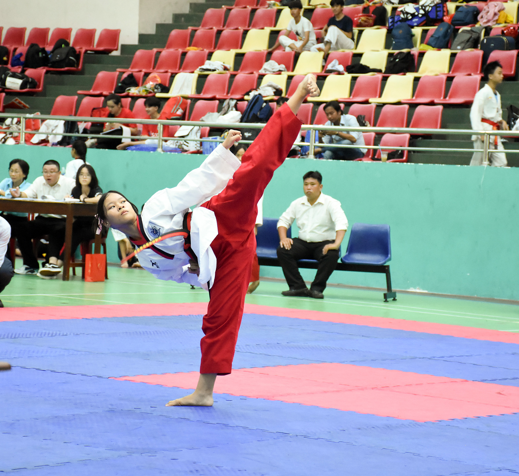 VĐV thi đấu nội dung quyền tại giải.