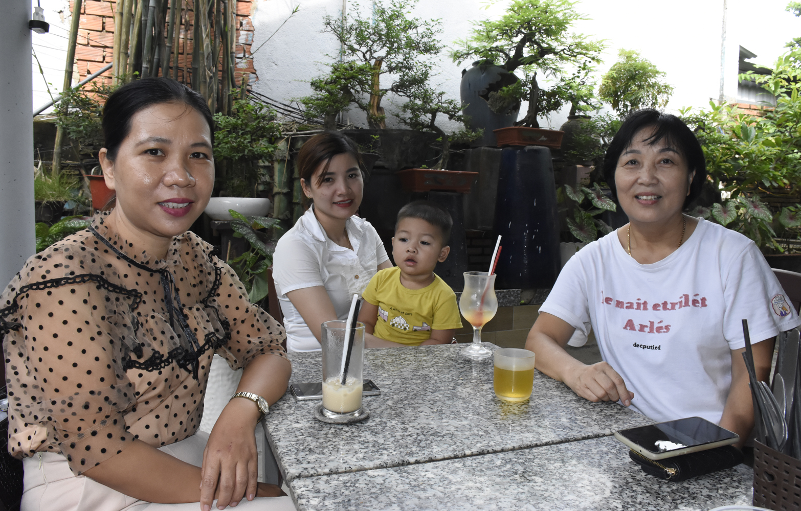 Chị Hồ Duyên Hải (bìa trái, ở ấp 6, xã Tóc Tiên) là khách thường xuyên của cà phê Ngộ.