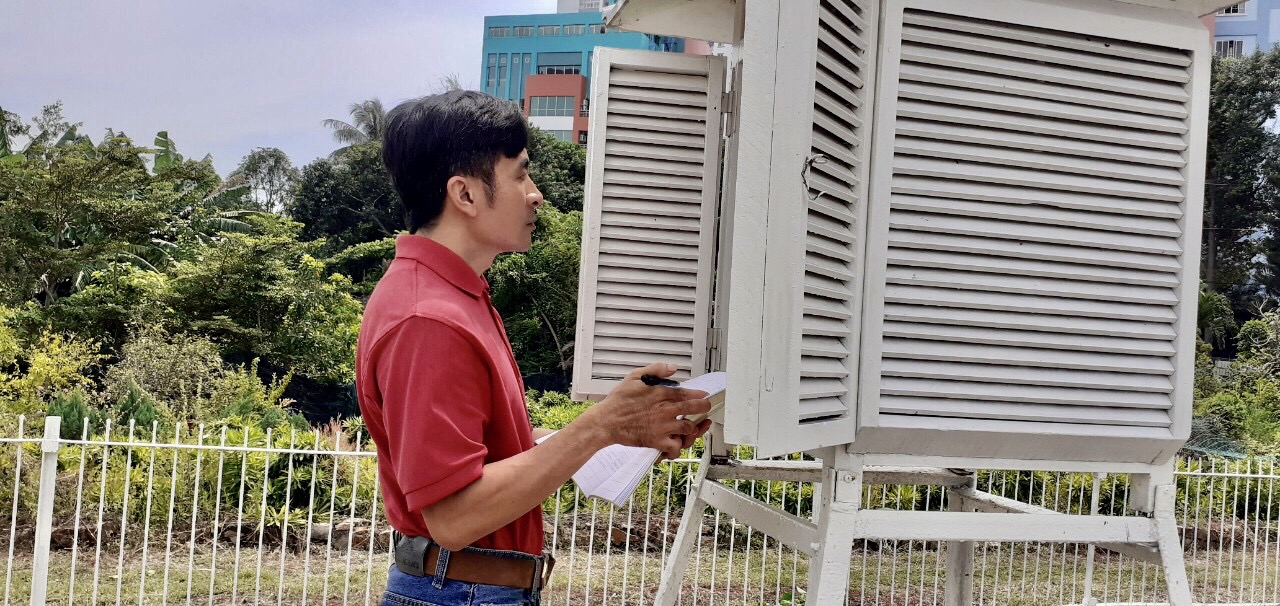 Nhân viên Đài KTTV quan trắc đo đạc số liệu nắng. 