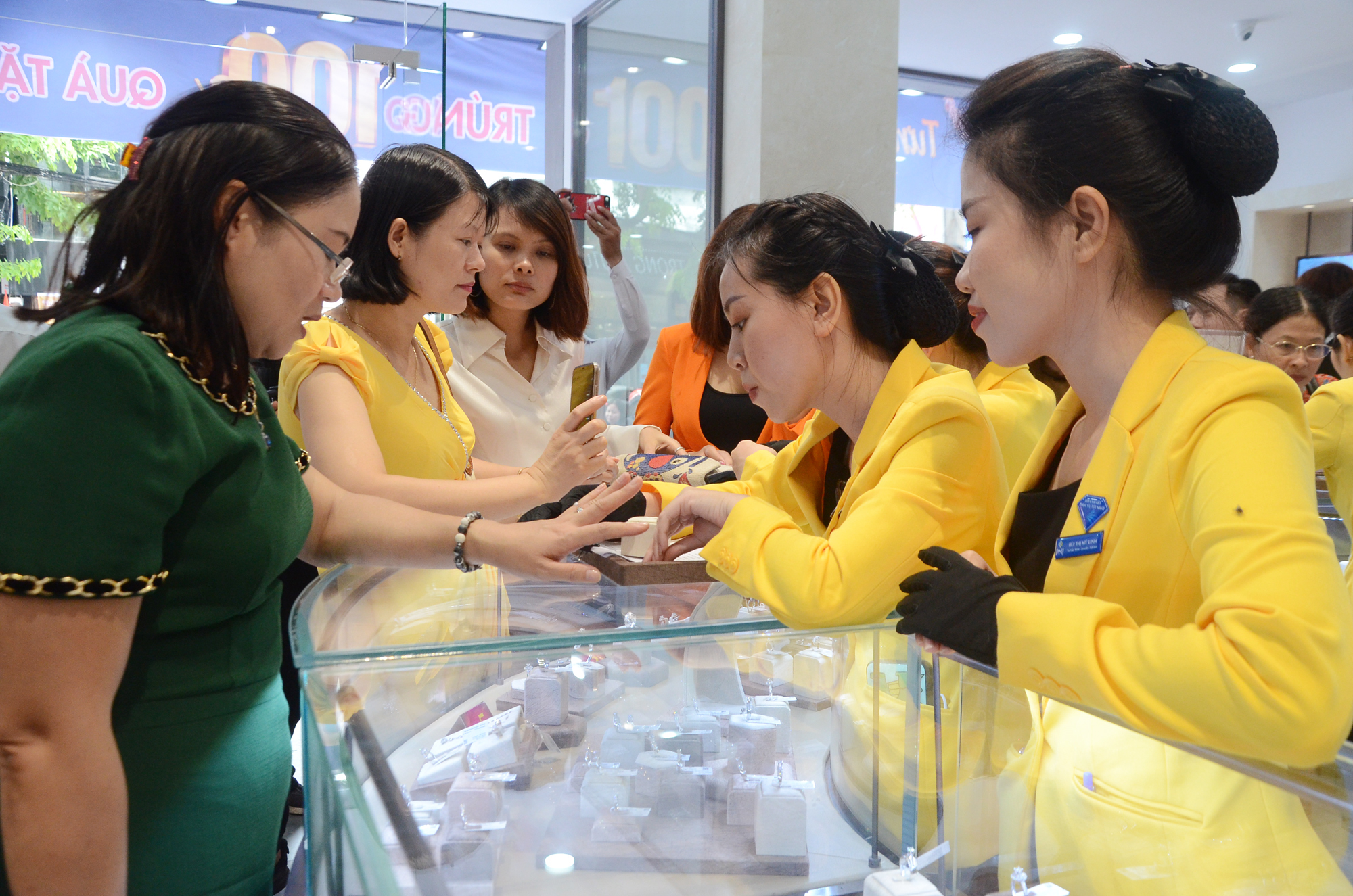Khách hàng tham quan, mua sắm các sản phẩm tại cửa hàng PNJ Center trong ngày khai trương sáng 2/10.