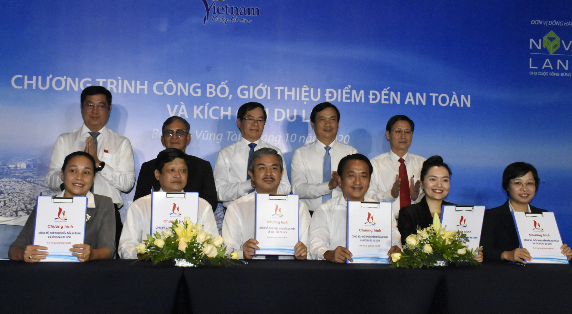 Đại diện ngành Du lịch các tỉnh, thành Đông Nam bộ cùng ký kết tham gia chương trình kích cầu du lịch.