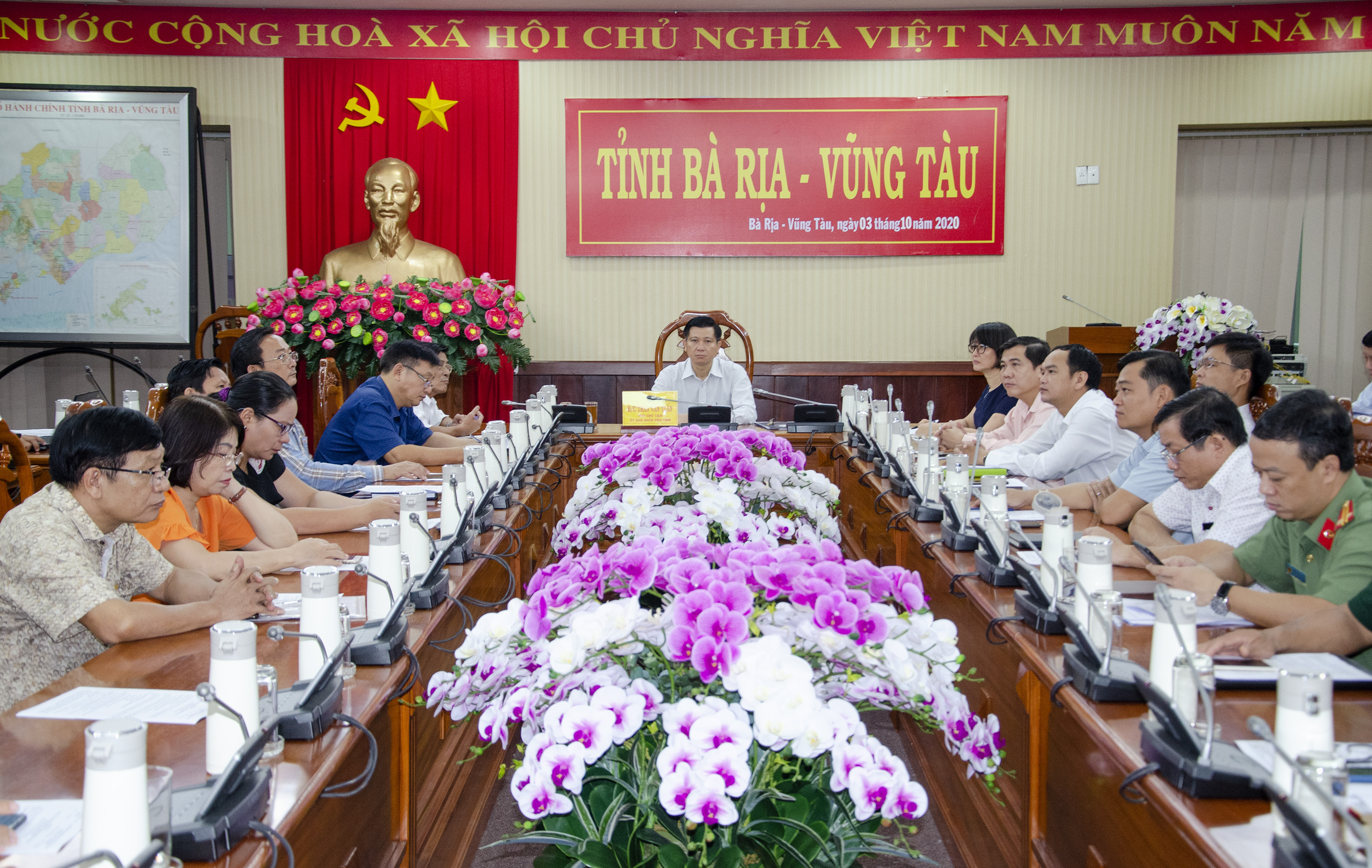 Ông Trần Văn Tuấn, Ủy viên Ban Thường vụ Tỉnh ủy, Phó Chủ tịch UBND tỉnh, Phó Ban Chỉ đạo phòng, chống dịch COVID-19 tỉnh và các thành viên trong Ban Chỉ đạo tham dự hội nghị trực tuyến.