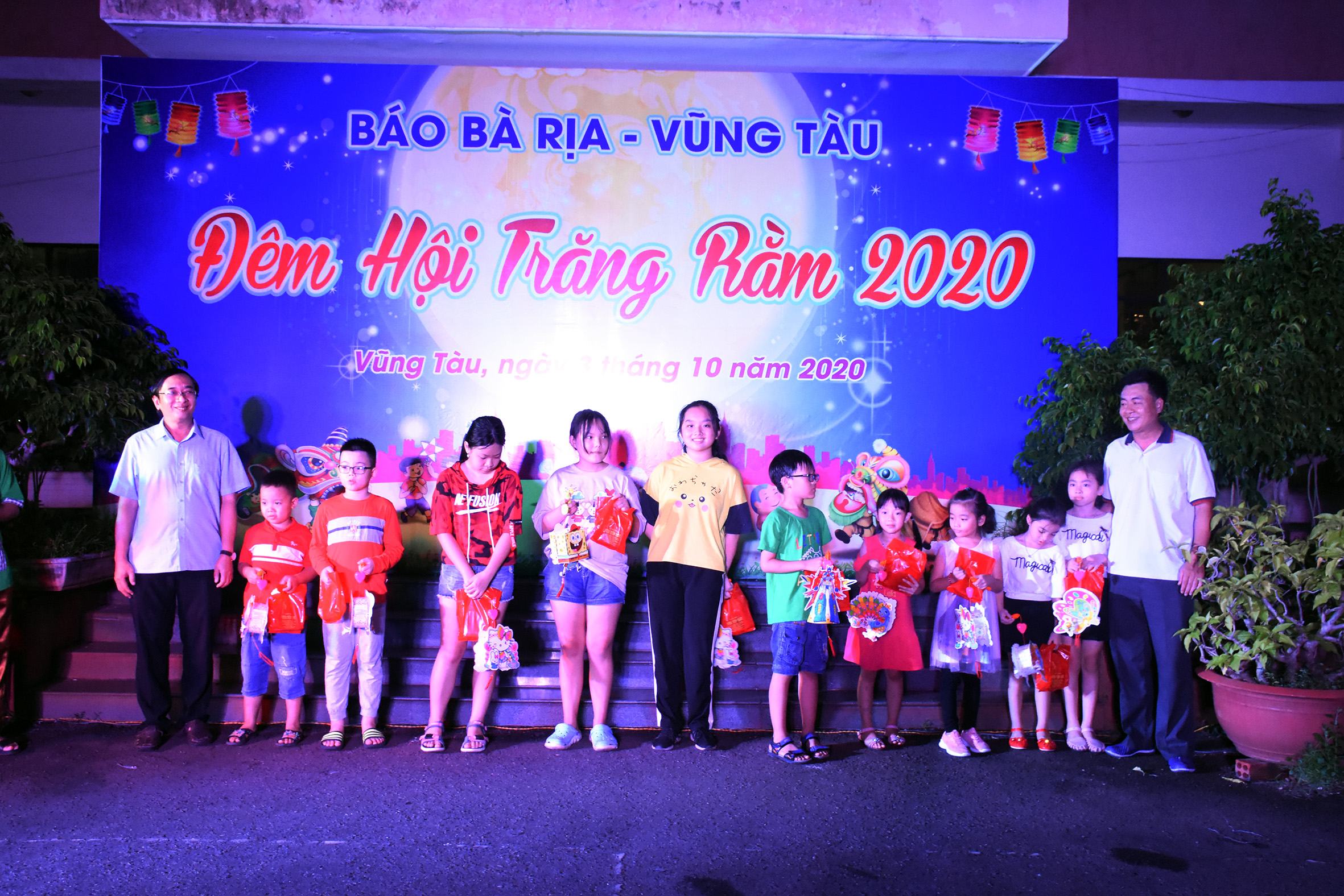 Lãnh đạo Báo BR-VT tặng quà các bạn nhỏ.