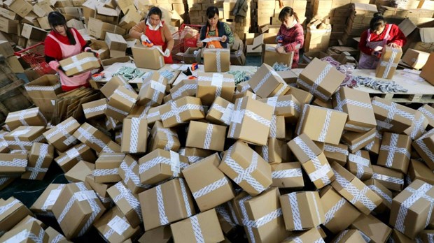 Nhân viên phân loại hàng hóa tại công ty  vận chuyển Cainiao của Alibaba. 