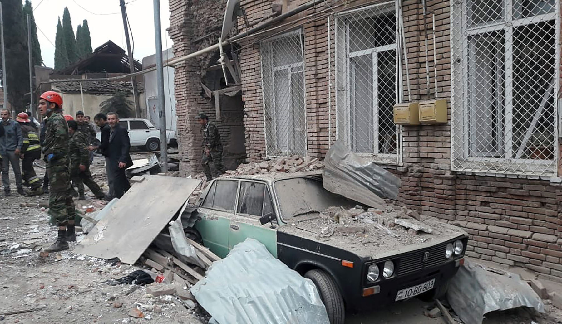 Thành phố Ganja tan hoang sau vụ pháo kích. (Ảnh: AFP)