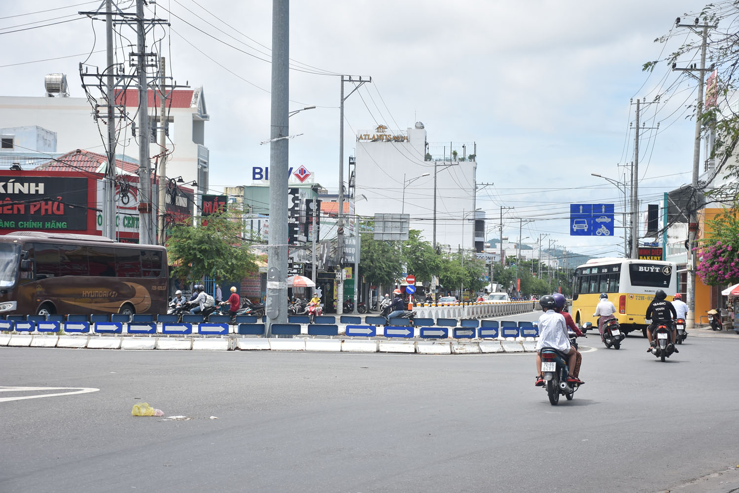 Nhiều người dân cho rằng nên dỡ bỏ vòng xoay KCN Đông Xuyên và gắn đèn tín hiệu sẽ giải được bài toán kẹt xe tại khu vực này vào giờ cao điểm.