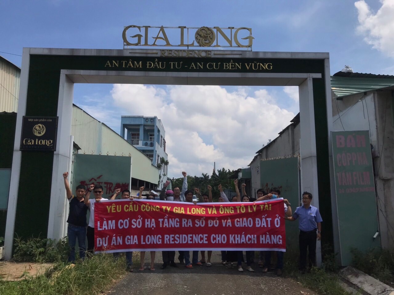 Khách hàng mua đất nền tại Dự án Khu nhà ở số 2 phía Đông Rạch Thủ Lựu (tên gọi khác là Khu dân cư Gia Long Residence) tập trung đòi chủ dự án sớm bàn giao “sổ đỏ”.