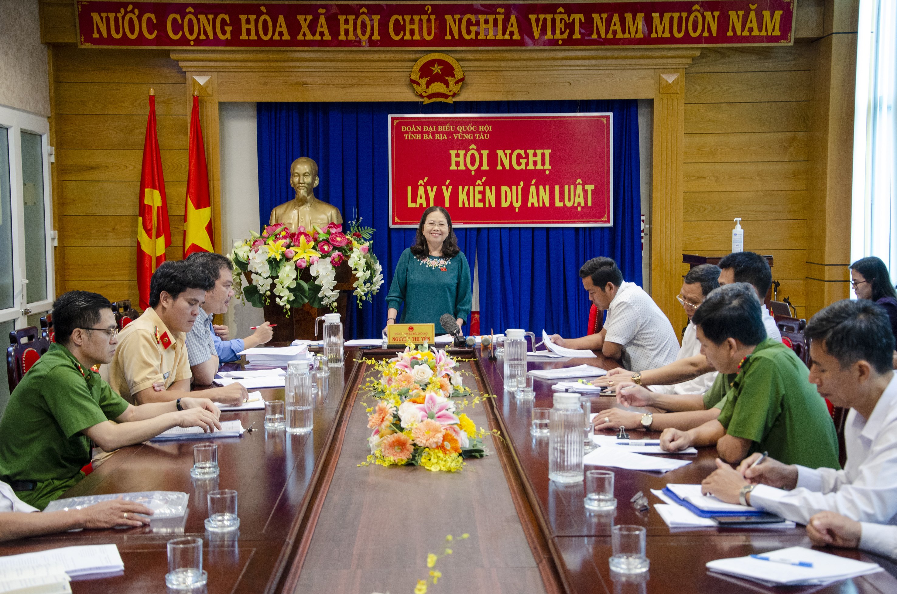 Bà Nguyễn Thị Yến, Phó Bí thư Thường trực Tỉnh ủy, Trưởng Đoàn ĐBQH tỉnh phát biểu kết luận tại hội nghị đóng góp ý kiến đối với các dự thảo luật.
