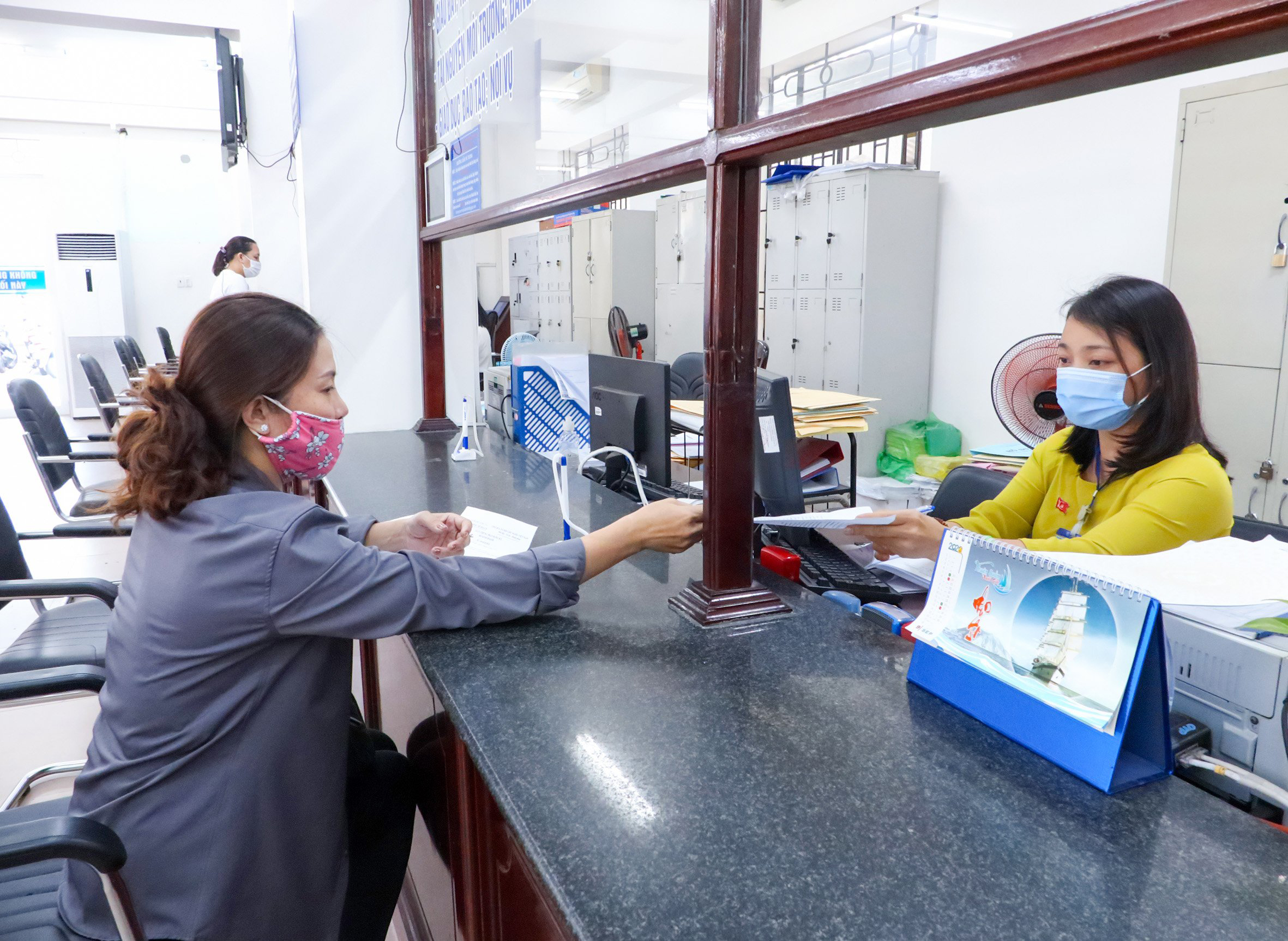 Đảng viên Ngô Thị Thu, tiếp nhận hồ sơ của công dân tại bộ phận Một cửa -  Một cửa liên thông, UBND TP. Vũng Tàu. Ảnh: MẠNH THẮNG