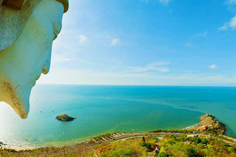 Tượng Chúa Ki tô trên đỉnh núi Tao Phùng.