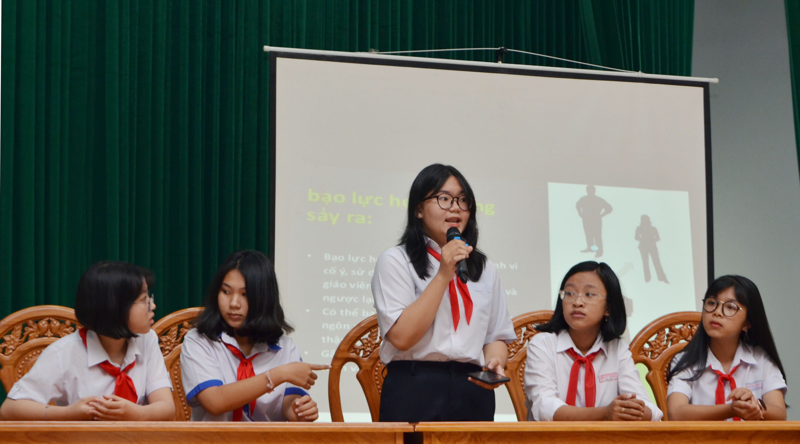 Các em đội Vũng Tàu 2 trình bày quan điểm về bạo lực học đường, bạo lực trong gia đình.